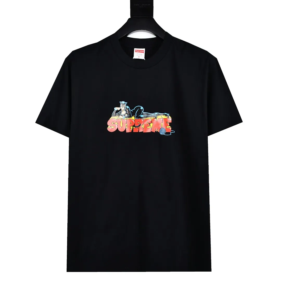 🅿️126 S86 top version Supreme 22FW Week Catwoman Tee Catwoman printed short-sleeved cartoon letter pattern T-shirt. For those of us who focus on top-level Sup products, this short-sleeved one is naturally available. It adopts cylindrical seamless technology (original technology, there are no stitching bones on the side of the clothes, the focus of identification) The fabrics are all custom-woven and dyed, 280g weight, 100% cotton, cylindrical fabric. Cylindrical fabric is a knitted fabric woven with a cylinder loom. The needles are distributed in a cylindrical shape on the fuselage. The gray fabric is a large cylinder, which needs to be opened and shaped before further use. There is no slit on the side of the clothes, so there is no washing label on the side of ordinary short-sleeves. There is only one collar label behind the neck. The printing is printed with thermosetting ink, also known as plastic. Ink, or self-adhesive ink, contains ingredients: mainly composed of polyvinyl chloride (PVC) and phthalates. PVC and phthalates, fixing agents, stabilizers, and thickeners are mixed to form a thermal ink. Solid ink is not the digital direct printing advertised on the market. The printing texture of thermoset ink is something that digital direct printing cannot achieve. The collar label has a watermark anti-counterfeiting effect, a real anti-counterfeiting layer, a probability of passing the version, and a high probability of passing the original packaging picture. Size：S-XL