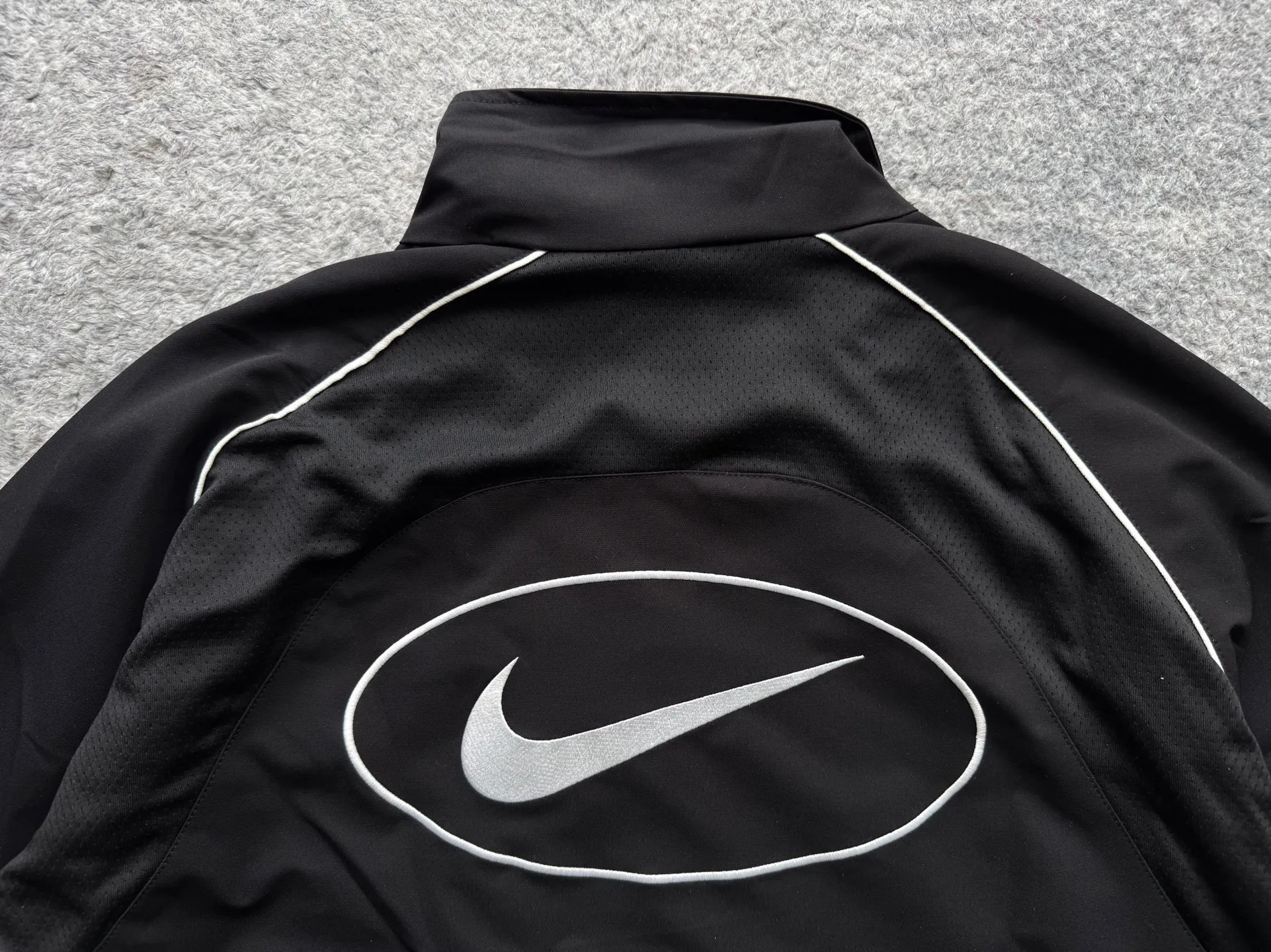 P450 Supreme x Nike joint model SS25 WEEK4 Track Jacket embroidered cuffs logo zipper closure jacket, same style for men and women, original 1:1 customization, customized accessories, all three standards Color: Black Purple Clothing size: S-XL Length Chest Shoulder Width Sleeve Length S 67 137 51.8 77.5 M 69 141 53 79 L 71 145 54.2 80.5 XL 73 149 55.4 81.5