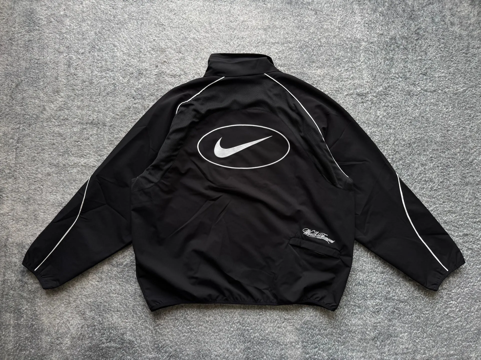 P450 Supreme x Nike joint model SS25 WEEK4 Track Jacket embroidered cuffs logo zipper closure jacket, same style for men and women, original 1:1 customization, customized accessories, all three standards Color: Black Purple Clothing size: S-XL Length Chest Shoulder Width Sleeve Length S 67 137 51.8 77.5 M 69 141 53 79 L 71 145 54.2 80.5 XL 73 149 55.4 81.5