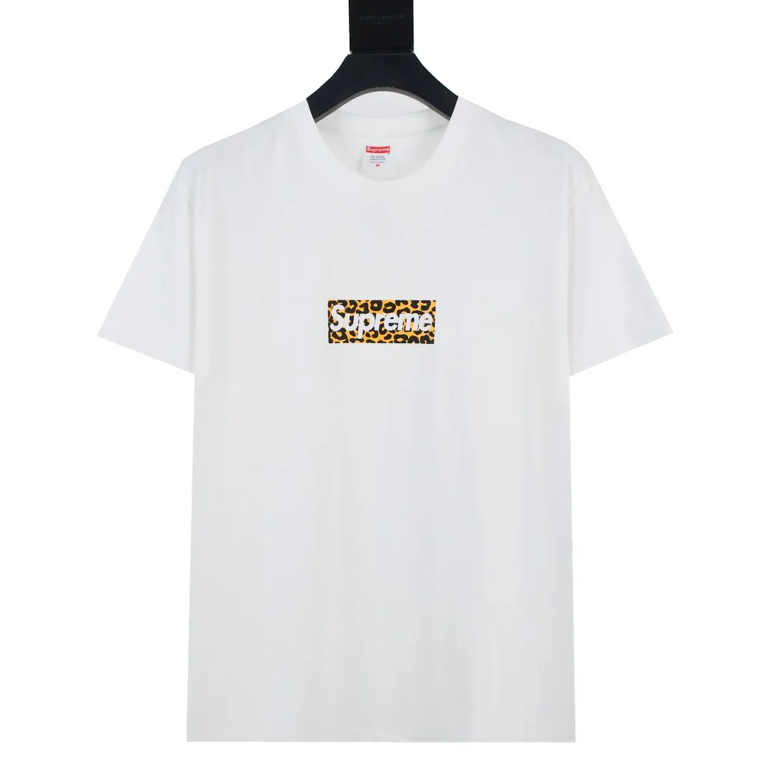 S330💰p140 annihilationzongheng Supreme 24ss Shanghai limited leopard print Box Logo printed short-sleeved T-shirt. Refuse to look at pictures to make goods. Refuse to compare with wrong versions. Use cylinder seamless process (original process, there are no stitched bones on the side of the clothes, the key point of identification) The fabrics are all custom-woven and dyed, 280g weight, 100% cotton, cylindrical fabric. Cylindrical fabric is a knitted fabric woven with a cylinder loom. The needles are distributed in a cylindrical shape on the fuselage. The gray fabric is a large cylinder, which needs to be opened and shaped before it can be used further. There are no slits on the side of the clothes, so there is no washing label on the side of ordinary short-sleeves. There is only one collar label behind the neck. The printing uses thermosetting ink printing imported from Belgium (different from conventional heat transfer printing), also known as plastic ink, or self-adhesive ink. Its ingredients are: mainly composed of polyvinyl chloride (PVC) and phthalates. PVC and phthalates, solid color The thermosetting ink is composed of a mixture of agents, stabilizers, and thickeners. It is not the digital direct printing marketed on the market. The printing texture of thermosetting ink cannot be achieved by digital direct printing. The collar label has a watermark anti-counterfeiting effect, a real anti-counterfeiting layer, a version with a high probability of passing the inspection, and the original packaging picture has a high probability of passing the test. Size：S-XL