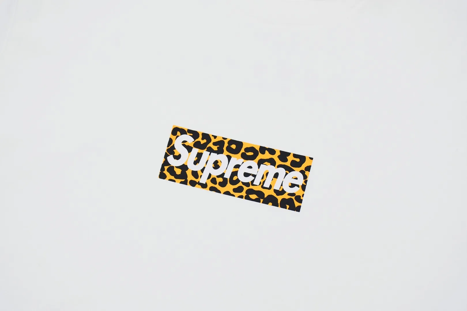 S330💰p140 annihilationzongheng Supreme 24ss Shanghai limited leopard print Box Logo printed short-sleeved T-shirt. Refuse to look at pictures to make goods. Refuse to compare with wrong versions. Use cylinder seamless process (original process, there are no stitched bones on the side of the clothes, the key point of identification) The fabrics are all custom-woven and dyed, 280g weight, 100% cotton, cylindrical fabric. Cylindrical fabric is a knitted fabric woven with a cylinder loom. The needles are distributed in a cylindrical shape on the fuselage. The gray fabric is a large cylinder, which needs to be opened and shaped before it can be used further. There are no slits on the side of the clothes, so there is no washing label on the side of ordinary short-sleeves. There is only one collar label behind the neck. The printing uses thermosetting ink printing imported from Belgium (different from conventional heat transfer printing), also known as plastic ink, or self-adhesive ink. Its ingredients are: mainly composed of polyvinyl chloride (PVC) and phthalates. PVC and phthalates, solid color The thermosetting ink is composed of a mixture of agents, stabilizers, and thickeners. It is not the digital direct printing marketed on the market. The printing texture of thermosetting ink cannot be achieved by digital direct printing. The collar label has a watermark anti-counterfeiting effect, a real anti-counterfeiting layer, a version with a high probability of passing the inspection, and the original packaging picture has a high probability of passing the test. Size：S-XL