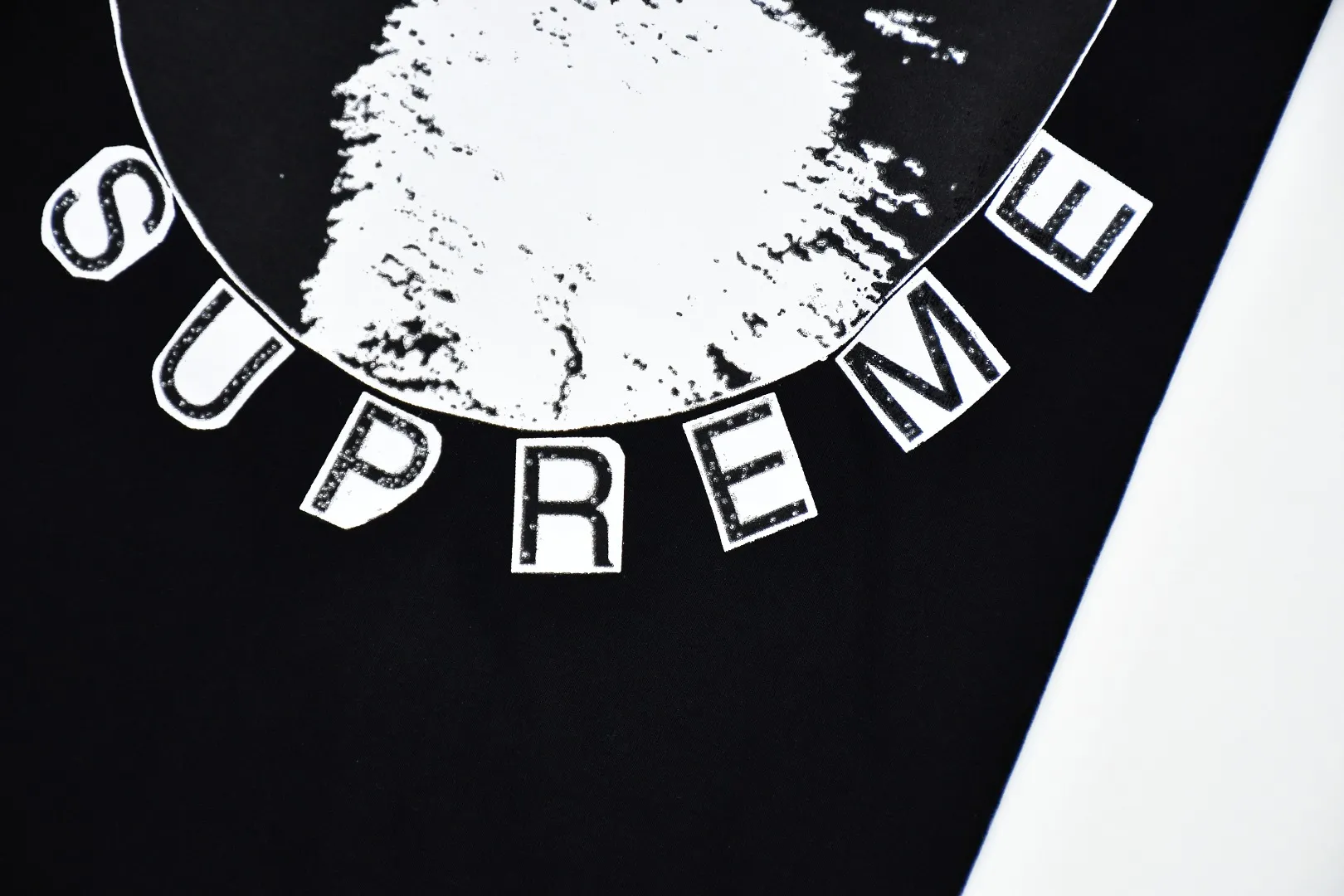 S310💰p136 Supreme 23ss Business Devil’s Deal Contract printed T-shirt. Refuse to make goods based on pictures. Refuse to compare with wrong versions. Use cylinder seamless technology (original technology, no stitching bone on the side of the clothes, key points of identification) The fabrics are all custom-woven and dyed, 280g weight, 100% cotton, cylindrical fabric. Cylindrical fabric is a knitted fabric woven with a cylinder loom. The needles are distributed in a cylindrical shape on the fuselage. The gray fabric is a large cylinder, which needs to be opened and shaped before it can be used further. There are no slits on the side of the clothes, so there is no washing label on the side of ordinary short-sleeves. There is only one collar label behind the neck. The printing uses thermosetting ink printing imported from Belgium (different from conventional heat transfer printing), also known as plastic ink, or self-adhesive ink. Its ingredients are: mainly composed of polyvinyl chloride (PVC) and phthalates. PVC and phthalates, solid color The thermosetting ink is composed of a mixture of agents, stabilizers, and thickeners. It is not the digital direct printing marketed on the market. The printing texture of thermosetting ink cannot be achieved by digital direct printing. The collar label has a watermark anti-counterfeiting effect, a real anti-counterfeiting layer, a version with a high probability of passing the inspection, and the original packaging picture has a high probability of passing the test. Size：S-XL