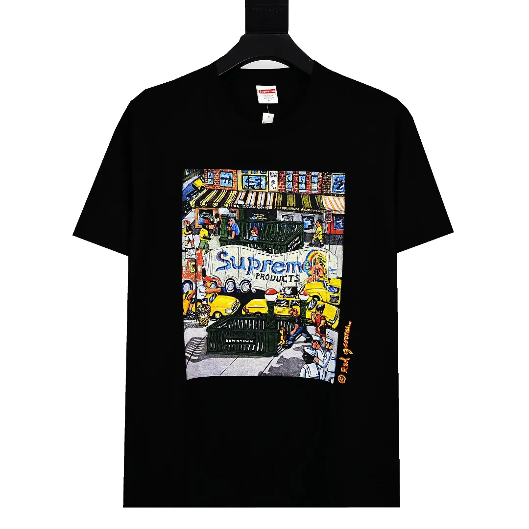 S190💰p140 Top version Supreme SS22 Manhattan Manhattan city street scene cartoon pattern printed short-sleeved T-shirt. For those of us who focus on top-level Sup products, this short-sleeved one is naturally available. It adopts cylindrical seamless technology (original technology, there are no stitched bones on the side of the clothes, the key point of identification) The fabrics are all custom-woven and dyed, 280g weight, 100% cotton, cylindrical fabric. Cylindrical fabric is knitted fabric woven with a cylinder loom. The needles are distributed in a cylindrical shape on the fuselage. The gray fabric is a large cylinder that needs to be opened and shaped before it can be used further. There are no slits on the side of the clothes, so there is no washing label on the side of ordinary short-sleeves. There is only one collar label behind the neck. The printing is printed with thermosetting ink, also known as plastic. Ink, or self-adhesive ink, contains ingredients: mainly composed of polyvinyl chloride (PVC) and phthalates. PVC and phthalates, fixatives, stabilizers, and thickeners are mixed to form a thermal ink. Solid ink is not the digital direct printing advertised on the market. The printing texture of thermoset ink is something that digital direct printing cannot achieve. The collar label has a watermark anti-counterfeiting effect, a real anti-counterfeiting layer, a probability of passing the version, and a high probability of passing the original packaging picture. Size：S-XL