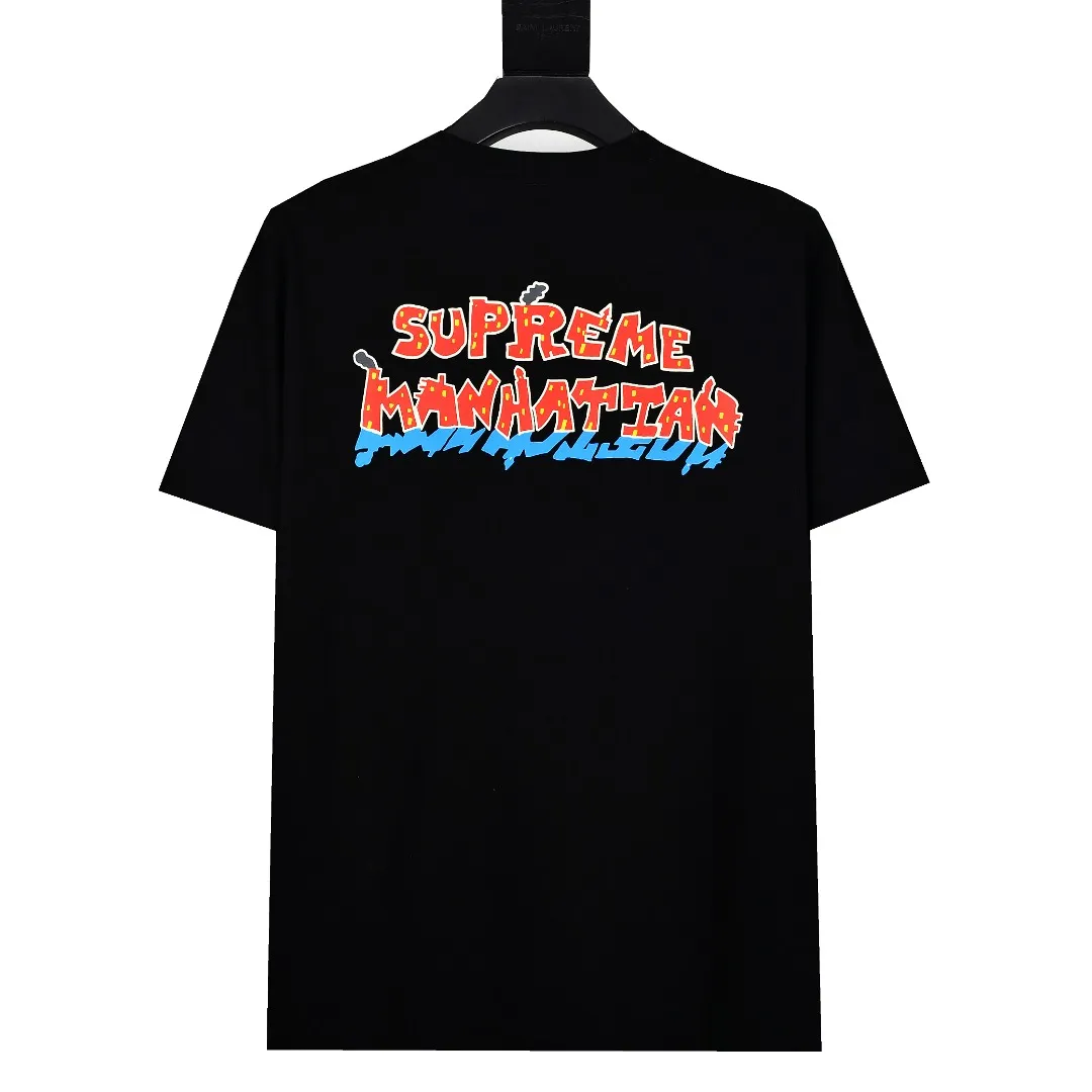 S190💰p140 Top version Supreme SS22 Manhattan Manhattan city street scene cartoon pattern printed short-sleeved T-shirt. For those of us who focus on top-level Sup products, this short-sleeved one is naturally available. It adopts cylindrical seamless technology (original technology, there are no stitched bones on the side of the clothes, the key point of identification) The fabrics are all custom-woven and dyed, 280g weight, 100% cotton, cylindrical fabric. Cylindrical fabric is knitted fabric woven with a cylinder loom. The needles are distributed in a cylindrical shape on the fuselage. The gray fabric is a large cylinder that needs to be opened and shaped before it can be used further. There are no slits on the side of the clothes, so there is no washing label on the side of ordinary short-sleeves. There is only one collar label behind the neck. The printing is printed with thermosetting ink, also known as plastic. Ink, or self-adhesive ink, contains ingredients: mainly composed of polyvinyl chloride (PVC) and phthalates. PVC and phthalates, fixatives, stabilizers, and thickeners are mixed to form a thermal ink. Solid ink is not the digital direct printing advertised on the market. The printing texture of thermoset ink is something that digital direct printing cannot achieve. The collar label has a watermark anti-counterfeiting effect, a real anti-counterfeiting layer, a probability of passing the version, and a high probability of passing the original packaging picture. Size：S-XL