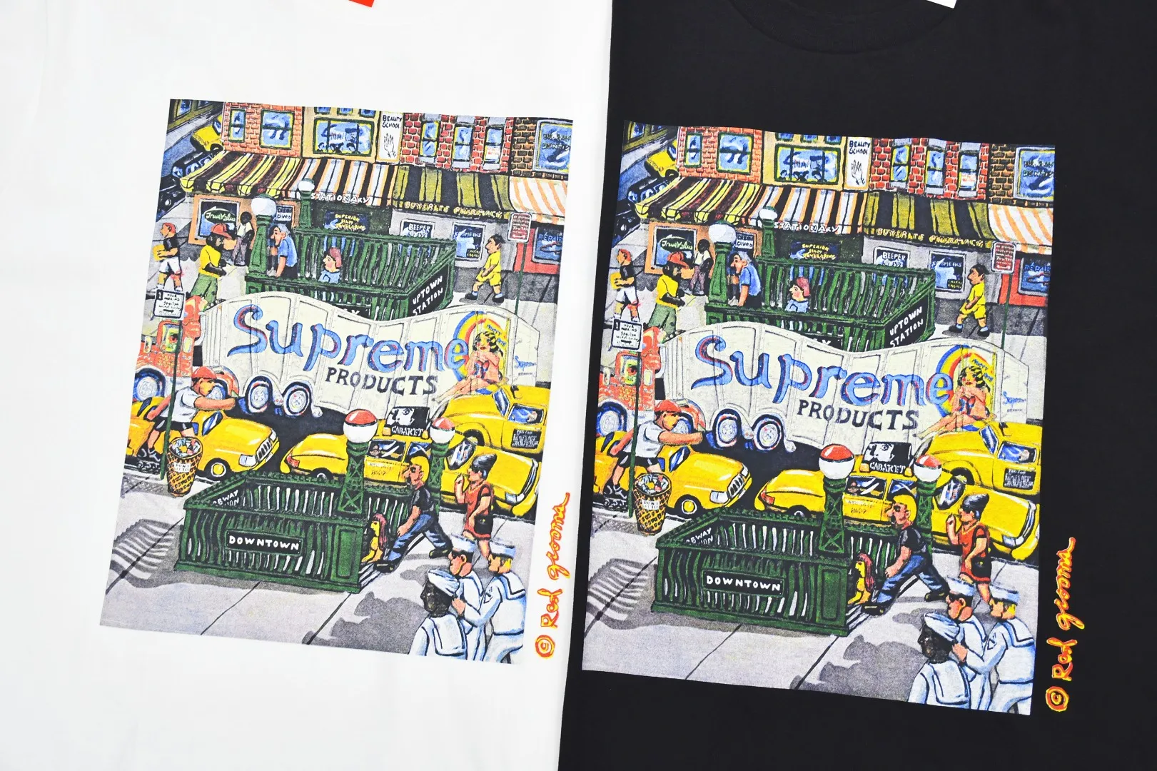 S190💰p140 Top version Supreme SS22 Manhattan Manhattan city street scene cartoon pattern printed short-sleeved T-shirt. For those of us who focus on top-level Sup products, this short-sleeved one is naturally available. It adopts cylindrical seamless technology (original technology, there are no stitched bones on the side of the clothes, the key point of identification) The fabrics are all custom-woven and dyed, 280g weight, 100% cotton, cylindrical fabric. Cylindrical fabric is knitted fabric woven with a cylinder loom. The needles are distributed in a cylindrical shape on the fuselage. The gray fabric is a large cylinder that needs to be opened and shaped before it can be used further. There are no slits on the side of the clothes, so there is no washing label on the side of ordinary short-sleeves. There is only one collar label behind the neck. The printing is printed with thermosetting ink, also known as plastic. Ink, or self-adhesive ink, contains ingredients: mainly composed of polyvinyl chloride (PVC) and phthalates. PVC and phthalates, fixatives, stabilizers, and thickeners are mixed to form a thermal ink. Solid ink is not the digital direct printing advertised on the market. The printing texture of thermoset ink is something that digital direct printing cannot achieve. The collar label has a watermark anti-counterfeiting effect, a real anti-counterfeiting layer, a probability of passing the version, and a high probability of passing the original packaging picture. Size：S-XL