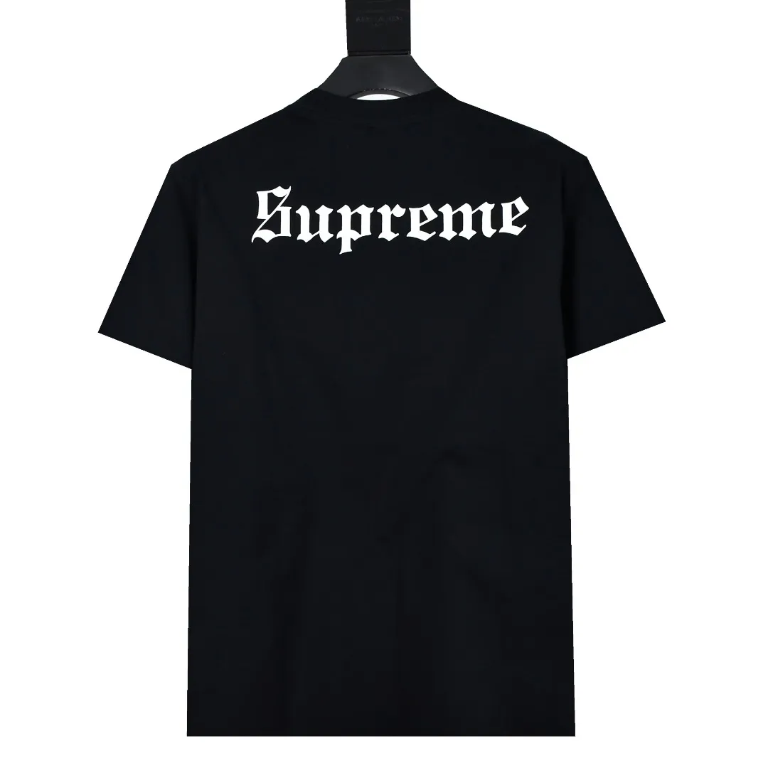 S410💰P150 Top version Supreme 24FW Snow White Snow White short-sleeved T-shirt. Refuse to look at pictures to make goods. Refuse to compare with wrong versions. Use cylinder seamless technology (original technology. There are no stitched bones on the side of the clothes. Key points of identification) The fabrics are all custom-woven and dyed, 280g weight, 100% cotton, cylindrical fabric. Cylindrical fabric is a knitted fabric woven with a cylinder loom. The needles are distributed in a cylindrical shape on the fuselage. The gray fabric is a large cylinder, which needs to be opened and shaped before it can be used further. There are no slits on the side of the clothes, so there is no washing label on the side of ordinary short-sleeves. There is only one collar label behind the neck. The printing uses thermosetting ink printing imported from Belgium (different from conventional thermal transfer printing), also known as plastic ink, or self-adhesive ink. Its ingredients are: mainly composed of polyvinyl chloride (PVC) and phthalates, including PVC and phthalates, fixing agents, Stabilizers and thickeners are mixed to form thermosetting ink, which is not the digital direct printing marketed on the market. The printing texture of thermosetting ink is unachievable by digital direct printing. The new triple collar label has a watermark anti-counterfeiting effect, a real anti-counterfeiting layer, a version with a high probability of passing the inspection, and the original packaging picture has a high probability of passing the test. Size：S-XL