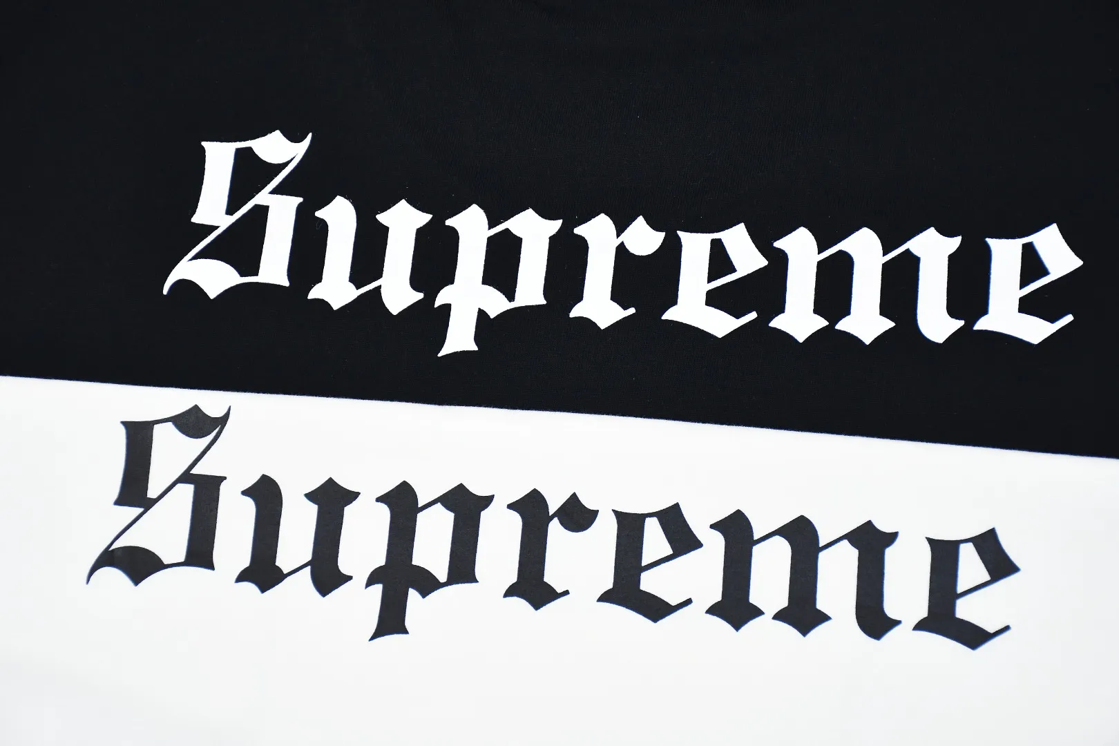 S410💰P150 Top version Supreme 24FW Snow White Snow White short-sleeved T-shirt. Refuse to look at pictures to make goods. Refuse to compare with wrong versions. Use cylinder seamless technology (original technology. There are no stitched bones on the side of the clothes. Key points of identification) The fabrics are all custom-woven and dyed, 280g weight, 100% cotton, cylindrical fabric. Cylindrical fabric is a knitted fabric woven with a cylinder loom. The needles are distributed in a cylindrical shape on the fuselage. The gray fabric is a large cylinder, which needs to be opened and shaped before it can be used further. There are no slits on the side of the clothes, so there is no washing label on the side of ordinary short-sleeves. There is only one collar label behind the neck. The printing uses thermosetting ink printing imported from Belgium (different from conventional thermal transfer printing), also known as plastic ink, or self-adhesive ink. Its ingredients are: mainly composed of polyvinyl chloride (PVC) and phthalates, including PVC and phthalates, fixing agents, Stabilizers and thickeners are mixed to form thermosetting ink, which is not the digital direct printing marketed on the market. The printing texture of thermosetting ink is unachievable by digital direct printing. The new triple collar label has a watermark anti-counterfeiting effect, a real anti-counterfeiting layer, a version with a high probability of passing the inspection, and the original packaging picture has a high probability of passing the test. Size：S-XL