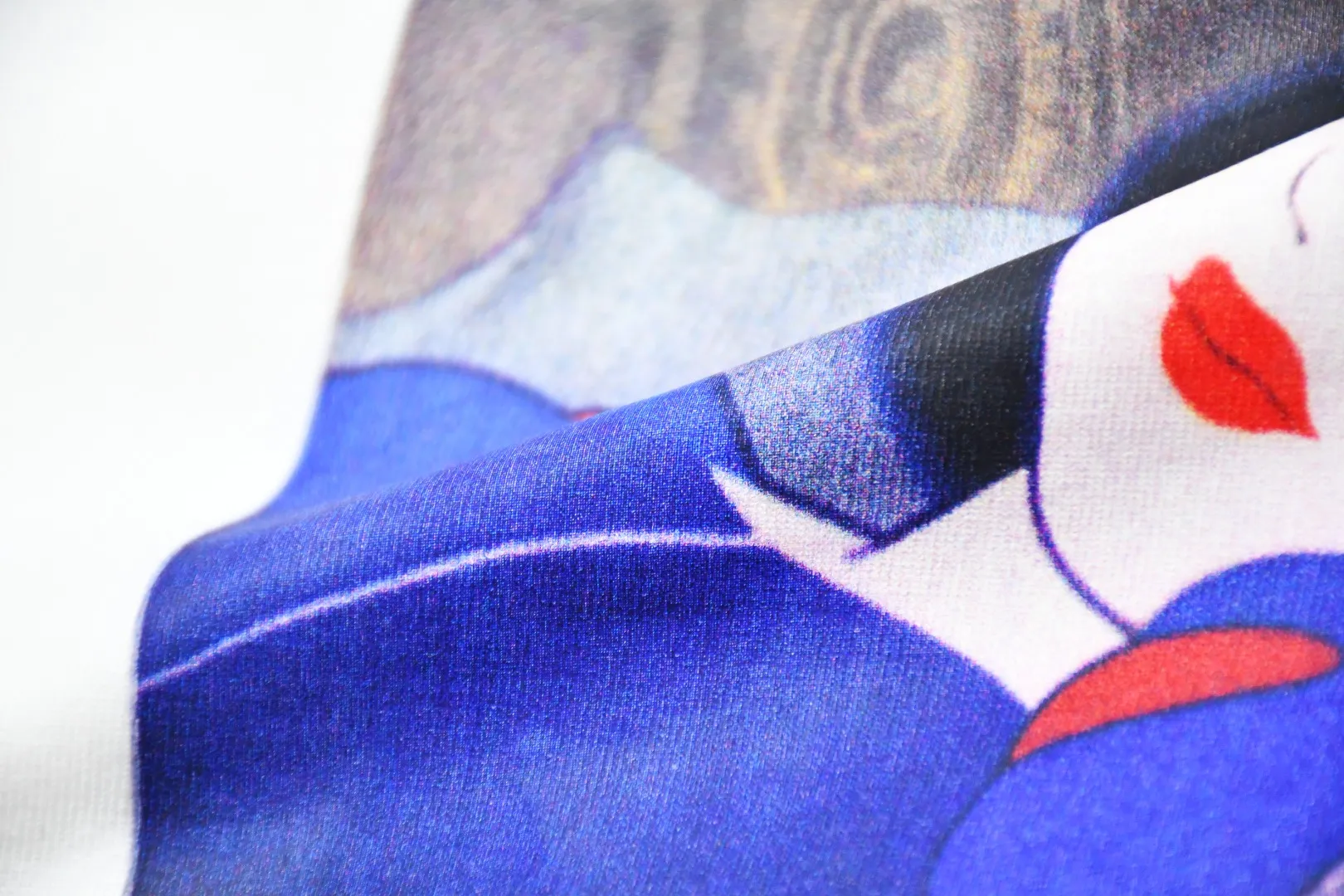 S410💰P150 Top version Supreme 24FW Snow White Snow White short-sleeved T-shirt. Refuse to look at pictures to make goods. Refuse to compare with wrong versions. Use cylinder seamless technology (original technology. There are no stitched bones on the side of the clothes. Key points of identification) The fabrics are all custom-woven and dyed, 280g weight, 100% cotton, cylindrical fabric. Cylindrical fabric is a knitted fabric woven with a cylinder loom. The needles are distributed in a cylindrical shape on the fuselage. The gray fabric is a large cylinder, which needs to be opened and shaped before it can be used further. There are no slits on the side of the clothes, so there is no washing label on the side of ordinary short-sleeves. There is only one collar label behind the neck. The printing uses thermosetting ink printing imported from Belgium (different from conventional thermal transfer printing), also known as plastic ink, or self-adhesive ink. Its ingredients are: mainly composed of polyvinyl chloride (PVC) and phthalates, including PVC and phthalates, fixing agents, Stabilizers and thickeners are mixed to form thermosetting ink, which is not the digital direct printing marketed on the market. The printing texture of thermosetting ink is unachievable by digital direct printing. The new triple collar label has a watermark anti-counterfeiting effect, a real anti-counterfeiting layer, a version with a high probability of passing the inspection, and the original packaging picture has a high probability of passing the test. Size：S-XL