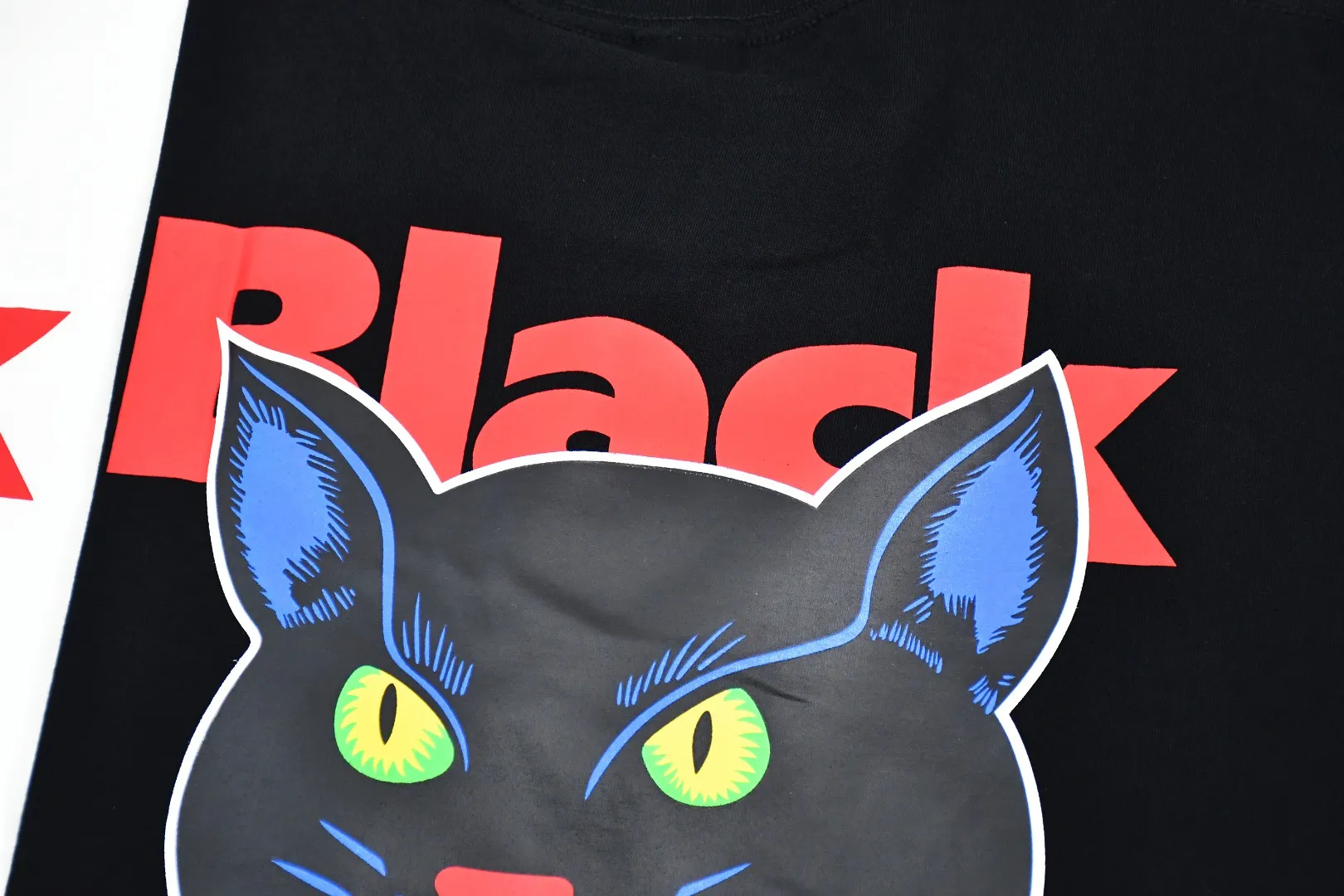 🅿️120 S171 top version Supreme 24ss BLACK CAT black cat print short-sleeved T-shirt. Refuse to look at pictures to make products. Refuse to compare with wrong versions. Use cylindrical seamless technology (original technology. There are no stitched bones on the side of the clothes. Key points of identification) The fabrics are all custom-woven and dyed, 280g weight, 100% cotton, cylindrical fabric. Cylindrical fabric is a knitted fabric woven with a cylinder loom. The needles are distributed in a cylindrical shape on the fuselage. The gray fabric is a large cylinder, which needs to be opened and shaped before it can be used further. There are no slits on the side of the clothes, so there is no washing label on the side of ordinary short-sleeves. There is only one collar label behind the neck. The printing uses thermosetting ink printing imported from Belgium (different from conventional thermal transfer printing), also known as plastic ink, or self-adhesive ink. Its ingredients are: mainly composed of polyvinyl chloride (PVC) and phthalates. PVC and phthalates, solid color The thermoset ink is composed of a mixture of agents, stabilizers, and thickeners. It is not the digital direct printing advertised on the market. The printing texture of thermoset ink cannot be achieved by digital direct printing. The collar label has a watermark anti-counterfeiting effect, a real anti-counterfeiting layer, a version with a high probability of passing the inspection, and a high probability of passing the original packaging picture. Size：S-XL