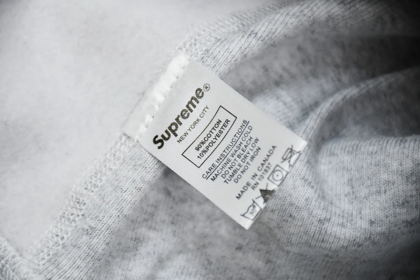 🅿️320 S238 top version Supreme 23Fw camouflage Box Logo Hooded hooded sweatshirt hooded plus fleece sweatshirt For those of us who focus on top Supreme, the cross sweatshirt is naturally available. ZP purchase and pattern making operation 1. Fabric: ZP testing, custom weaving and dyeing, pure cotton 460G plus fleece main fabric, horizontal cutting, side stitching 520G 2X2 thread 2. Embroidery: The embroidery equipment is operated by BEHRINGER BEKS-Y924 machine (a level higher than Tajima embroidery machine). The embroidery thickness, saturation and size are all consistent. 3. Sewing process: The whole garment adopts four-needle and six-thread boneless splicing technology in twelve places. It is processed by a senior foreign trade factory (ordinary factories cannot do it). 4. Hem and cuffs: all use 520G inelastic thread. (Low-end goods use elastic threads to cause the hem and cuffs to appear wavy) 5. Customized ZP main label/wash water label/hangtag/packaging bag (equipped with an extra-large thickened handbag) Size: S~XL