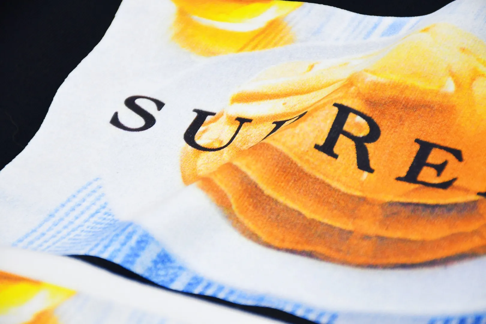 S424💰P136 Top version Supreme 25ss Pancakes Tee Pancake Muffin Logo Short-sleeved T-shirt Refuse to look at pictures to make products. Refuse to compare wrong versions. Use cylinder seamless technology (original technology, there are no stitched bones on the side of the clothes, key points of identification) The fabrics are all custom-woven and dyed, 280g weight, 100% cotton, cylindrical fabric. Cylindrical fabric is a knitted fabric woven with a cylinder loom. The needles are distributed in a cylindrical shape on the fuselage. The gray fabric is a large cylinder, which needs to be opened and shaped before it can be used further. There are no slits on the side of the clothes, so there is no washing label on the side of ordinary short-sleeves. There is only one collar label behind the neck. The printing uses heat-setting ink printing imported from Belgium (different from conventional heat transfer printing on the market), also known as plastic ink, or self-adhesive ink. Its ingredients: mainly composed of polyvinyl chloride (PVC) and phthalates, including PVC, phthalates, and color fixing agents. , stabilizer, and thickener are mixed to form thermoset ink, which is not the digital direct printing marketed on the market. The printing texture of thermoset ink cannot be achieved by digital direct printing. The new triple collar label has a watermark anti-counterfeiting effect, real anti-counterfeiting layer, and has a high probability of passing the approved version. The original packaging picture has a high probability of passing Size：S-XL