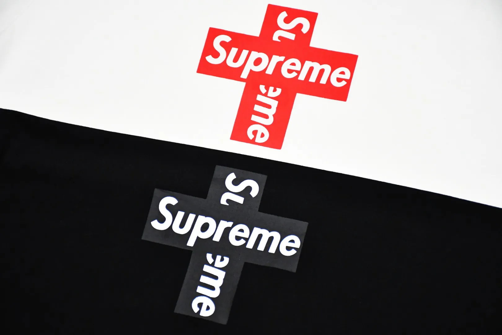 🅿️120 S17 top version Supreme CROSS BOX LOGO classic letter cross short-sleeved T-shirt 1. Adopt cylindrical seamless technology (original technology, there are no gaps on the sides of the clothes, the key point of identification) 2. ZP reproduction. Printing uses screen printing. Transparent white glue base thermoset ink glue. Subdivision: thermoset oil is rough, thermoset ink is smooth. Anti-cracking agent is added to the glue, which will not fade or crack. Two layers of white paste are used as a base before coloring. The two layers of glue prevent the printing from sticking to each other, cracking and falling off. 3. Customized dyeing throughout the process. 21 counts of 280g combed cotton. The fabric is washed and treated. It feels soft and comfortable. It will not shrink after washing. The neckline is 32 counts 1 Size: S~XL