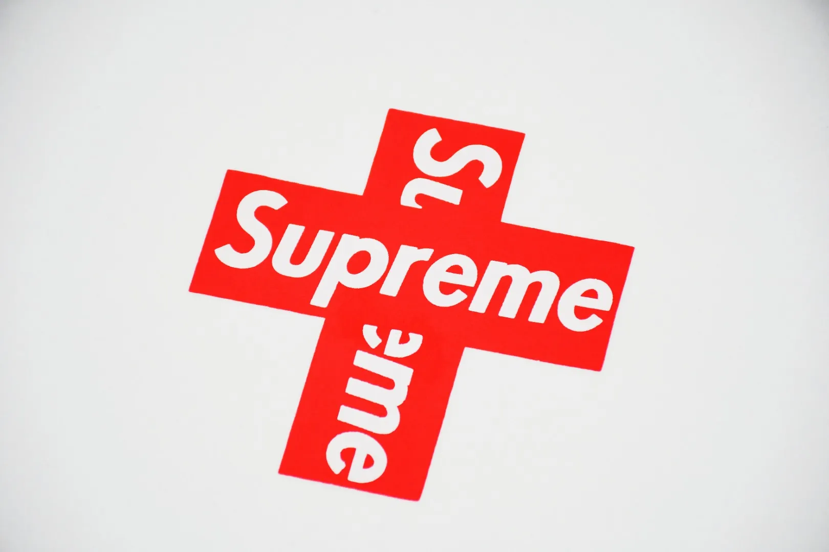 🅿️120 S17 top version Supreme CROSS BOX LOGO classic letter cross short-sleeved T-shirt 1. Adopt cylindrical seamless technology (original technology, there are no gaps on the sides of the clothes, the key point of identification) 2. ZP reproduction. Printing uses screen printing. Transparent white glue base thermoset ink glue. Subdivision: thermoset oil is rough, thermoset ink is smooth. Anti-cracking agent is added to the glue, which will not fade or crack. Two layers of white paste are used as a base before coloring. The two layers of glue prevent the printing from sticking to each other, cracking and falling off. 3. Customized dyeing throughout the process. 21 counts of 280g combed cotton. The fabric is washed and treated. It feels soft and comfortable. It will not shrink after washing. The neckline is 32 counts 1 Size: S~XL