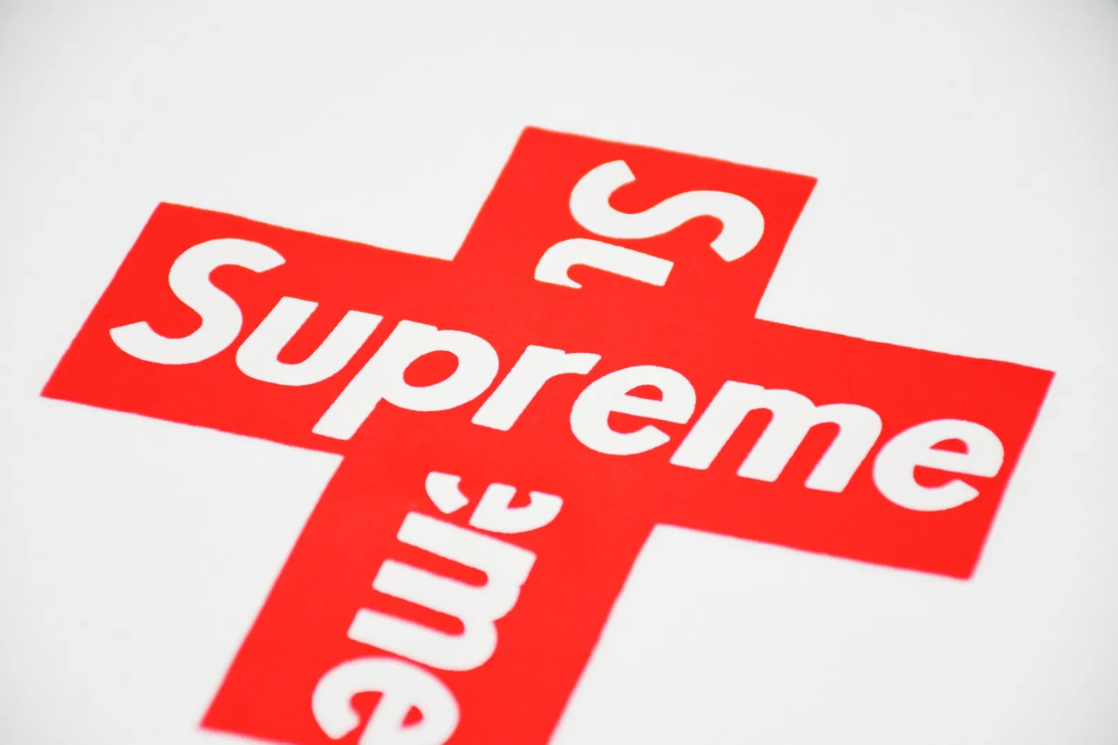 🅿️120 S17 top version Supreme CROSS BOX LOGO classic letter cross short-sleeved T-shirt 1. Adopt cylindrical seamless technology (original technology, there are no gaps on the sides of the clothes, the key point of identification) 2. ZP reproduction. Printing uses screen printing. Transparent white glue base thermoset ink glue. Subdivision: thermoset oil is rough, thermoset ink is smooth. Anti-cracking agent is added to the glue, which will not fade or crack. Two layers of white paste are used as a base before coloring. The two layers of glue prevent the printing from sticking to each other, cracking and falling off. 3. Customized dyeing throughout the process. 21 counts of 280g combed cotton. The fabric is washed and treated. It feels soft and comfortable. It will not shrink after washing. The neckline is 32 counts 1 Size: S~XL