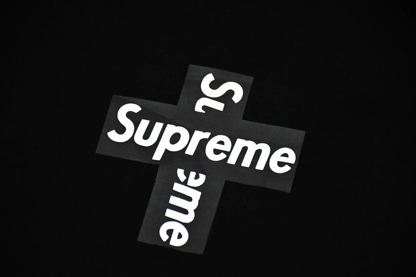 🅿️120 S17 top version Supreme CROSS BOX LOGO classic letter cross short-sleeved T-shirt 1. Adopt cylindrical seamless technology (original technology, there are no gaps on the sides of the clothes, the key point of identification) 2. ZP reproduction. Printing uses screen printing. Transparent white glue base thermoset ink glue. Subdivision: thermoset oil is rough, thermoset ink is smooth. Anti-cracking agent is added to the glue, which will not fade or crack. Two layers of white paste are used as a base before coloring. The two layers of glue prevent the printing from sticking to each other, cracking and falling off. 3. Customized dyeing throughout the process. 21 counts of 280g combed cotton. The fabric is washed and treated. It feels soft and comfortable. It will not shrink after washing. The neckline is 32 counts 1 Size: S~XL