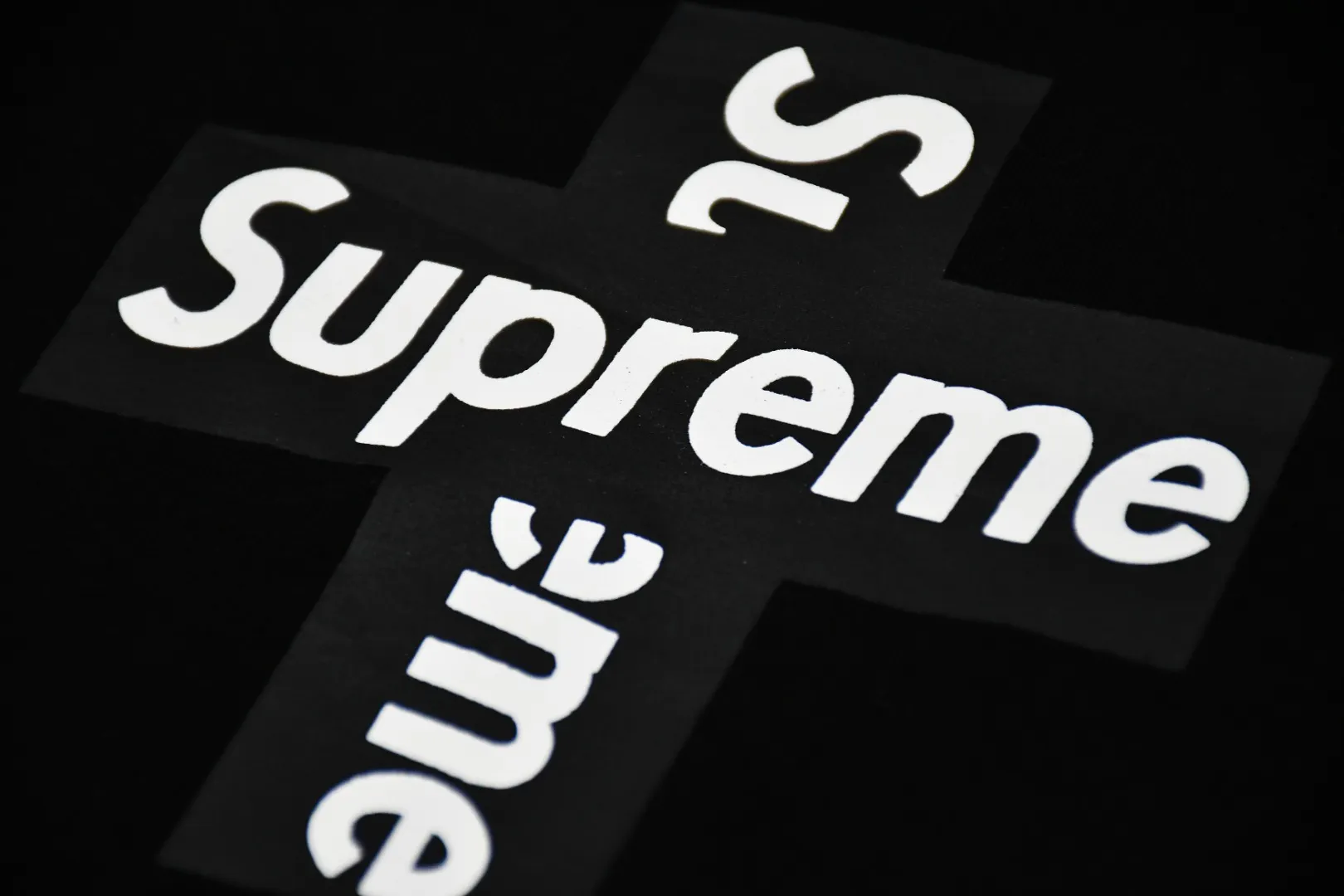 🅿️120 S17 top version Supreme CROSS BOX LOGO classic letter cross short-sleeved T-shirt 1. Adopt cylindrical seamless technology (original technology, there are no gaps on the sides of the clothes, the key point of identification) 2. ZP reproduction. Printing uses screen printing. Transparent white glue base thermoset ink glue. Subdivision: thermoset oil is rough, thermoset ink is smooth. Anti-cracking agent is added to the glue, which will not fade or crack. Two layers of white paste are used as a base before coloring. The two layers of glue prevent the printing from sticking to each other, cracking and falling off. 3. Customized dyeing throughout the process. 21 counts of 280g combed cotton. The fabric is washed and treated. It feels soft and comfortable. It will not shrink after washing. The neckline is 32 counts 1 Size: S~XL
