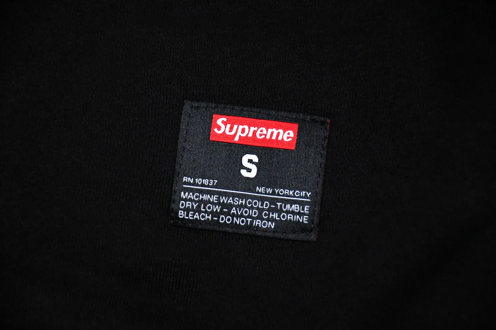 S462💰p290 Top version Supreme 20SS Kanji Logo Crewneck Supreme embroidered fleece crewneck sweatshirt. For those of us who focus on top Supreme, this sweatshirt is naturally available. ZP purchase and pattern making operation 1. Fabric: ZP testing, custom weaving and dyeing, pure cotton 460G plus velvet main fabric, horizontal cutting, side stitching 520G 2X2 thread 2. Embroidery: embroidery equipment Behringer BEKS-Y924 machine is used (a level higher than Tajima embroidery machine). The thickness, saturation and size of the embroidery are all consistent. 3. Sewing process: Four-needle and six-thread boneless splicing technology is used in twelve places on the whole garment. Processed by a senior foreign trade factory (cannot be done by ordinary factories) 4. Hem and cuffs: all use 520G non-elastic threads (low-end goods use elastic threads, causing the hem and cuffs to appear wavy) 5. Customized ZP main label/wash water label/tag/packaging bag (equipped with extra large thickened handbag) Size: S~XL