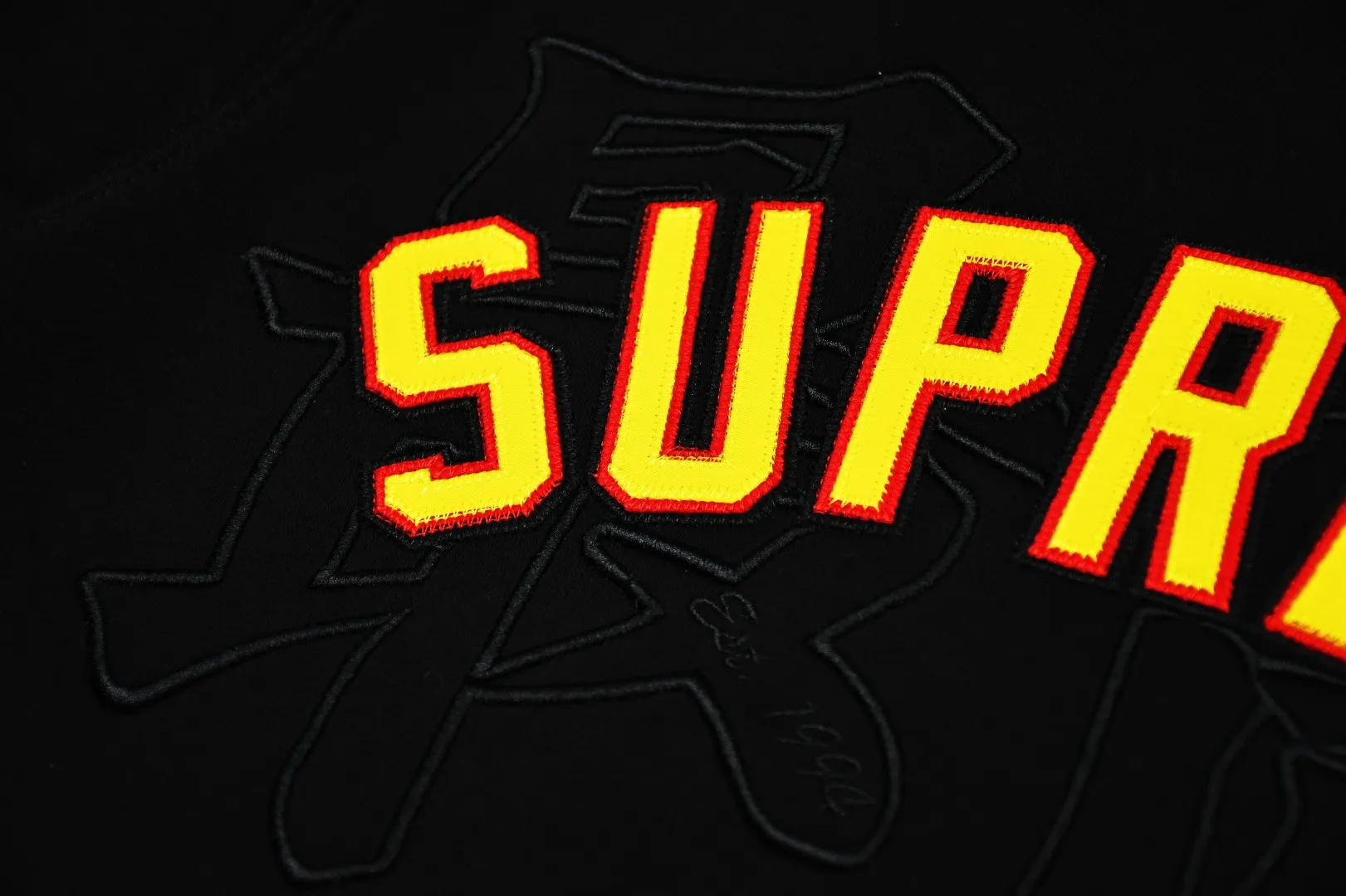S462💰p290 Top version Supreme 20SS Kanji Logo Crewneck Supreme embroidered fleece crewneck sweatshirt. For those of us who focus on top Supreme, this sweatshirt is naturally available. ZP purchase and pattern making operation 1. Fabric: ZP testing, custom weaving and dyeing, pure cotton 460G plus velvet main fabric, horizontal cutting, side stitching 520G 2X2 thread 2. Embroidery: embroidery equipment Behringer BEKS-Y924 machine is used (a level higher than Tajima embroidery machine). The thickness, saturation and size of the embroidery are all consistent. 3. Sewing process: Four-needle and six-thread boneless splicing technology is used in twelve places on the whole garment. Processed by a senior foreign trade factory (cannot be done by ordinary factories) 4. Hem and cuffs: all use 520G non-elastic threads (low-end goods use elastic threads, causing the hem and cuffs to appear wavy) 5. Customized ZP main label/wash water label/tag/packaging bag (equipped with extra large thickened handbag) Size: S~XL