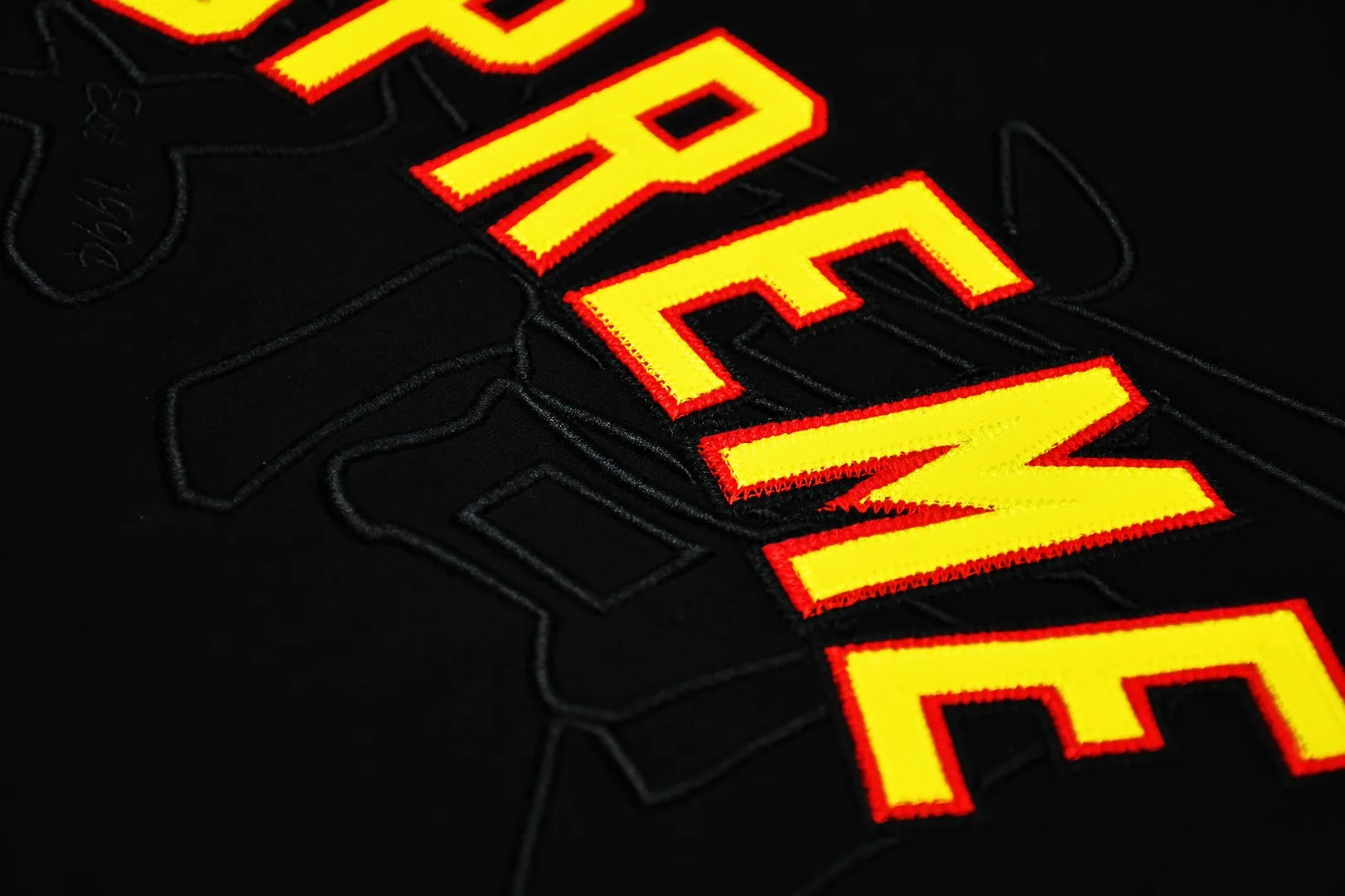 S462💰p290 Top version Supreme 20SS Kanji Logo Crewneck Supreme embroidered fleece crewneck sweatshirt. For those of us who focus on top Supreme, this sweatshirt is naturally available. ZP purchase and pattern making operation 1. Fabric: ZP testing, custom weaving and dyeing, pure cotton 460G plus velvet main fabric, horizontal cutting, side stitching 520G 2X2 thread 2. Embroidery: embroidery equipment Behringer BEKS-Y924 machine is used (a level higher than Tajima embroidery machine). The thickness, saturation and size of the embroidery are all consistent. 3. Sewing process: Four-needle and six-thread boneless splicing technology is used in twelve places on the whole garment. Processed by a senior foreign trade factory (cannot be done by ordinary factories) 4. Hem and cuffs: all use 520G non-elastic threads (low-end goods use elastic threads, causing the hem and cuffs to appear wavy) 5. Customized ZP main label/wash water label/tag/packaging bag (equipped with extra large thickened handbag) Size: S~XL
