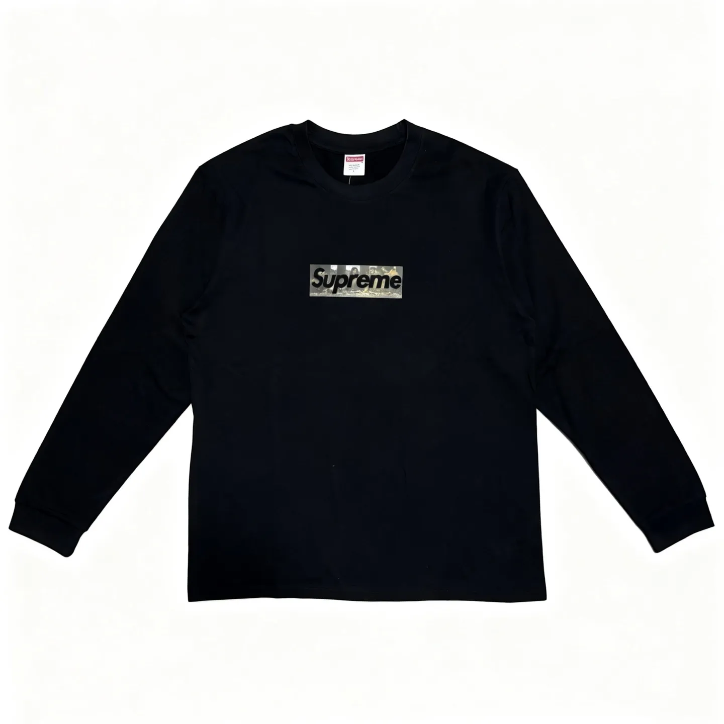 P140 Supreme Week 11 Milan Last Supper Milan opening limited edition Da Vinci's Last Supper Box Logo printed solid color casual round neck long-sleeved T-shirt, same style for men and women, using cylindrical seamless technology (original technology, there are no stitched bones on the side of the clothes, identification key points) Fabric: All custom-woven and dyed, 280g weight, 100% cotton, cylindrical fabric. Cylindrical fabric is a knitted fabric woven with a cylinder loom. The needles are distributed in a cylindrical shape on the fuselage. The gray fabric is a large cylinder. It needs to be opened and shaped before further use. There is no slit on the side of the clothes, so there is no washing label on the side of ordinary short-sleeved clothes. There is only one collar label behind the neck, so the shape is very correct and not easy to deform (color: black and white)