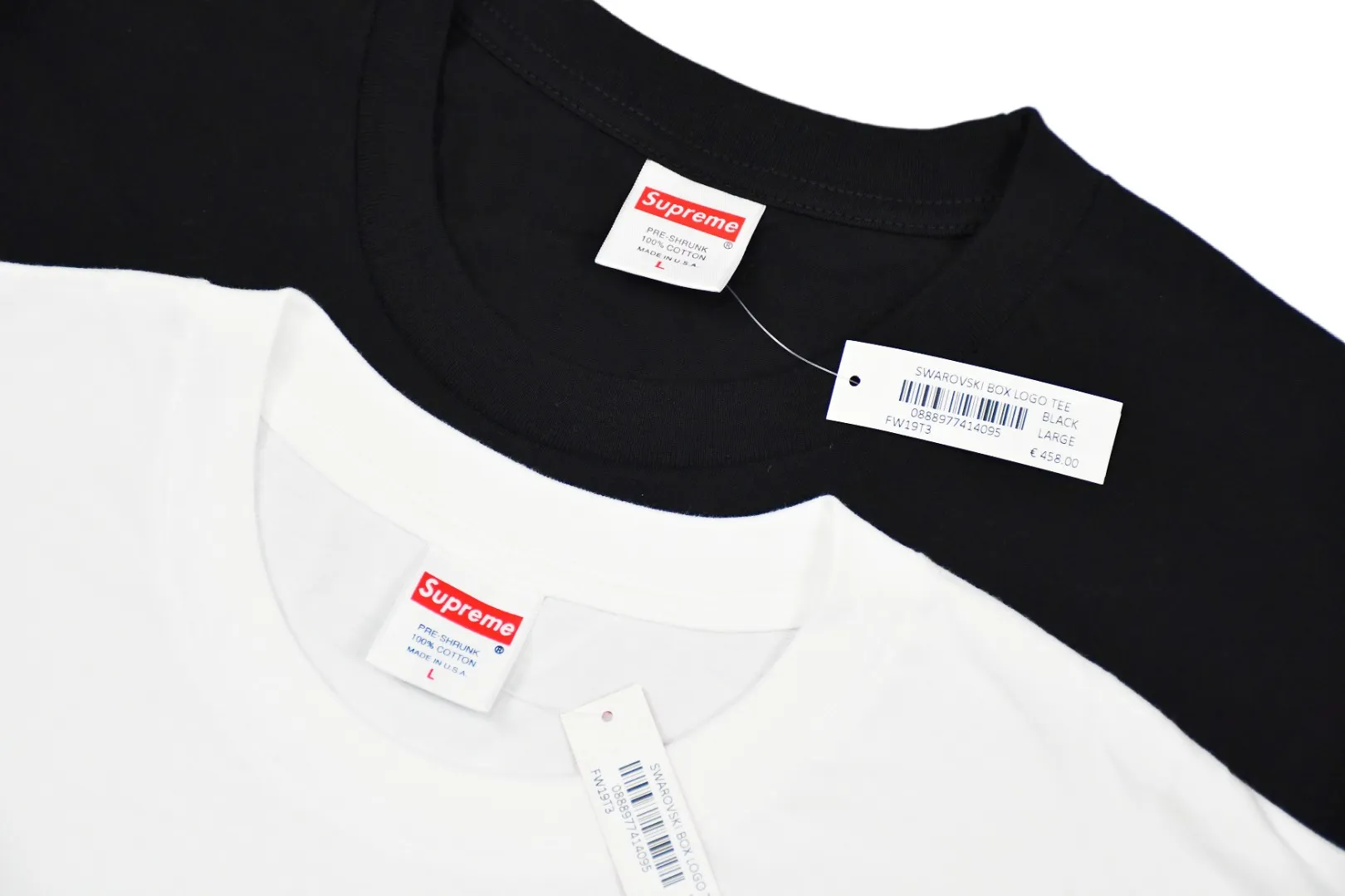S106💰p130 Top version Supreme Swarovski Box Logo Tee 25th Anniversary Swarovski short-sleeved T-shirt 1. Using cylindrical seamless technology (the original technology has no gaps on the sides of the clothes) The fabrics are all custom-woven and dyed, 280g weight, 100% cotton, cylindrical fabric. The cylindrical fabric is a knitted fabric woven with a cylinder loom. The needles are distributed in a cylindrical shape on the fuselage. The gray fabric is a large cylinder, which needs to be opened and shaped before it can be used further. There is no slit on the side of the clothes, so there is no washing label on the side of ordinary short-sleeves. There is only one collar label behind the neck. 2. Hot rhinestones. The number, size and alignment are all consistent with YB. The machine adopts German ultrasonic hot drilling machine or hot sheet welding machine. Its principle is to use the ultrasonic host to output ultrasonic piezoelectric signals, convert the ultrasonic piezoelectric signals into mechanical energy through the piezoelectric transducer, and then push the workpiece to rub against the pasting surface at high speed. The heat generated by the friction of the workpiece quickly melts the rubber on the contact surface and combines them into one, thereby achieving the purpose of pasting. Since the pasting accessories are directly fused with the bonding surface, the pasting structure is very strong and is not easy to come off. 3. The collar label has a watermark anti-counterfeiting effect, a real anti-counterfeiting layer, and has a high probability of passing the inspection version, and the original packaging picture has a high probability of passing. 4. Equipped with YB packaging bag, handbag, color: black and white, size: S~XL