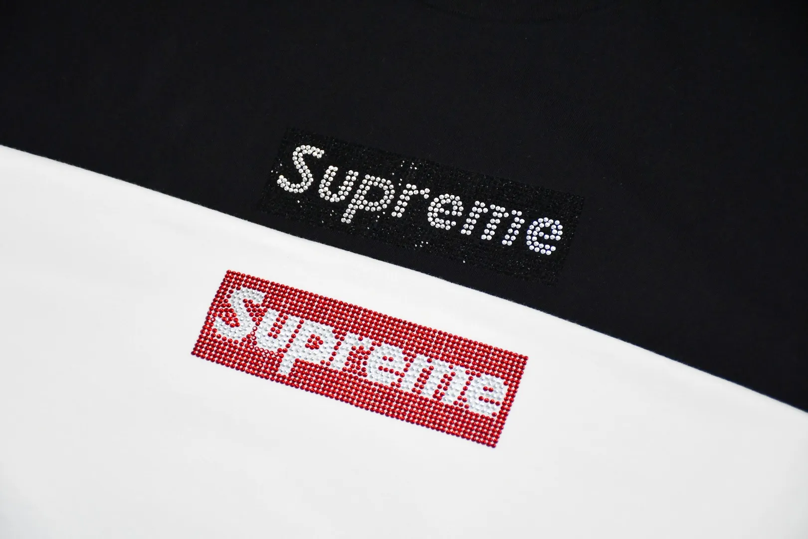 S106💰p130 Top version Supreme Swarovski Box Logo Tee 25th Anniversary Swarovski short-sleeved T-shirt 1. Using cylindrical seamless technology (the original technology has no gaps on the sides of the clothes) The fabrics are all custom-woven and dyed, 280g weight, 100% cotton, cylindrical fabric. The cylindrical fabric is a knitted fabric woven with a cylinder loom. The needles are distributed in a cylindrical shape on the fuselage. The gray fabric is a large cylinder, which needs to be opened and shaped before it can be used further. There is no slit on the side of the clothes, so there is no washing label on the side of ordinary short-sleeves. There is only one collar label behind the neck. 2. Hot rhinestones. The number, size and alignment are all consistent with YB. The machine adopts German ultrasonic hot drilling machine or hot sheet welding machine. Its principle is to use the ultrasonic host to output ultrasonic piezoelectric signals, convert the ultrasonic piezoelectric signals into mechanical energy through the piezoelectric transducer, and then push the workpiece to rub against the pasting surface at high speed. The heat generated by the friction of the workpiece quickly melts the rubber on the contact surface and combines them into one, thereby achieving the purpose of pasting. Since the pasting accessories are directly fused with the bonding surface, the pasting structure is very strong and is not easy to come off. 3. The collar label has a watermark anti-counterfeiting effect, a real anti-counterfeiting layer, and has a high probability of passing the inspection version, and the original packaging picture has a high probability of passing. 4. Equipped with YB packaging bag, handbag, color: black and white, size: S~XL