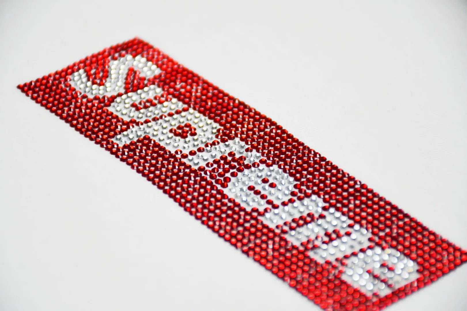 S106💰p130 Top version Supreme Swarovski Box Logo Tee 25th Anniversary Swarovski short-sleeved T-shirt 1. Using cylindrical seamless technology (the original technology has no gaps on the sides of the clothes) The fabrics are all custom-woven and dyed, 280g weight, 100% cotton, cylindrical fabric. The cylindrical fabric is a knitted fabric woven with a cylinder loom. The needles are distributed in a cylindrical shape on the fuselage. The gray fabric is a large cylinder, which needs to be opened and shaped before it can be used further. There is no slit on the side of the clothes, so there is no washing label on the side of ordinary short-sleeves. There is only one collar label behind the neck. 2. Hot rhinestones. The number, size and alignment are all consistent with YB. The machine adopts German ultrasonic hot drilling machine or hot sheet welding machine. Its principle is to use the ultrasonic host to output ultrasonic piezoelectric signals, convert the ultrasonic piezoelectric signals into mechanical energy through the piezoelectric transducer, and then push the workpiece to rub against the pasting surface at high speed. The heat generated by the friction of the workpiece quickly melts the rubber on the contact surface and combines them into one, thereby achieving the purpose of pasting. Since the pasting accessories are directly fused with the bonding surface, the pasting structure is very strong and is not easy to come off. 3. The collar label has a watermark anti-counterfeiting effect, a real anti-counterfeiting layer, and has a high probability of passing the inspection version, and the original packaging picture has a high probability of passing. 4. Equipped with YB packaging bag, handbag, color: black and white, size: S~XL