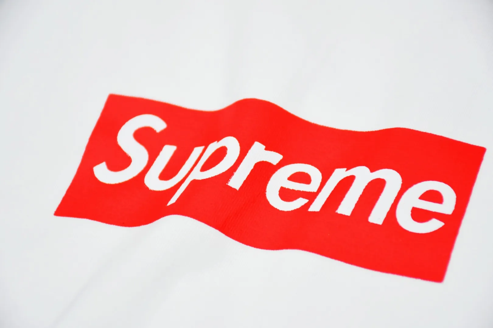 🅿️120 S83 top version Supreme 23ss LA Los Angeles opening limited Bogo Box Logo short-sleeved T-shirt. For those of us who focus on top-level Sup products, this short-sleeved one is naturally available. It adopts cylindrical seamless technology (original technology, there are no stitching bones on the side of the clothes, the focus of identification) The fabrics are all custom-woven and dyed, 280g weight, 100% cotton, cylindrical fabric. Cylindrical fabric is a knitted fabric woven with a cylinder loom. The needles are distributed in a cylindrical shape on the fuselage. The gray fabric is a large cylinder, which needs to be opened and shaped before further use. There is no slit on the side of the clothes, so there is no washing label on the side of ordinary short-sleeves. There is only one collar label behind the neck. The printing is printed with thermosetting ink, also known as plastic. Ink, or self-adhesive ink, contains ingredients: mainly composed of polyvinyl chloride (PVC) and phthalates. PVC and phthalates, fixing agents, stabilizers, and thickeners are mixed to form a thermal ink. Solid ink is not the digital direct printing advertised on the market. The printing texture of thermoset ink is something that digital direct printing cannot achieve. The collar label has a watermark anti-counterfeiting effect, a real anti-counterfeiting layer, a probability of passing the version, and a high probability of passing the original packaging picture. Size：S-XL