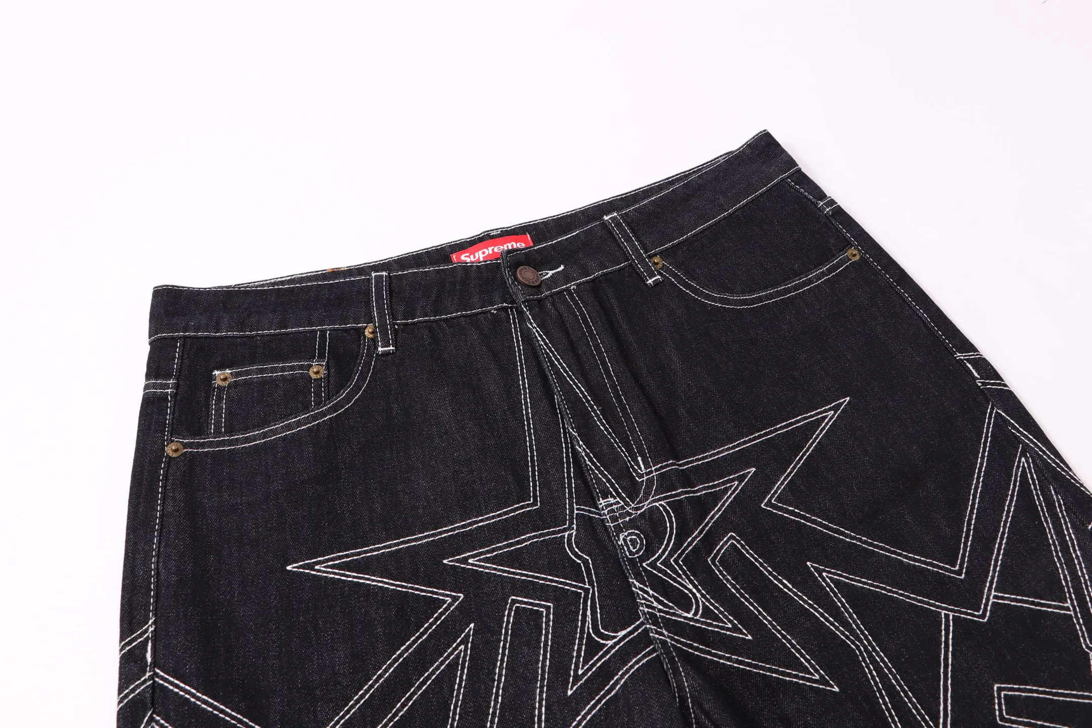 P260 model number: H53 Supreme & SS25 Paris-limited five-pointed star jeans for the opening season. Large R embroidered color jeans. Styles with different wash textures are very friendly to people with thin legs and thick legs. The slightly flared version is very flattering to the leg shape. Moderate length that never goes out of style, easy to match with casual, basic styling for various styles, a must-have in the wardrobe! The fabric is stiff but also makes the upper body soft without losing texture. The washing process is even more perfect. It is a must-have item for everyone! ! ! Washed wheat, hang tag, pants label, three labels complete Size: 30-32-34-36 Color: black
