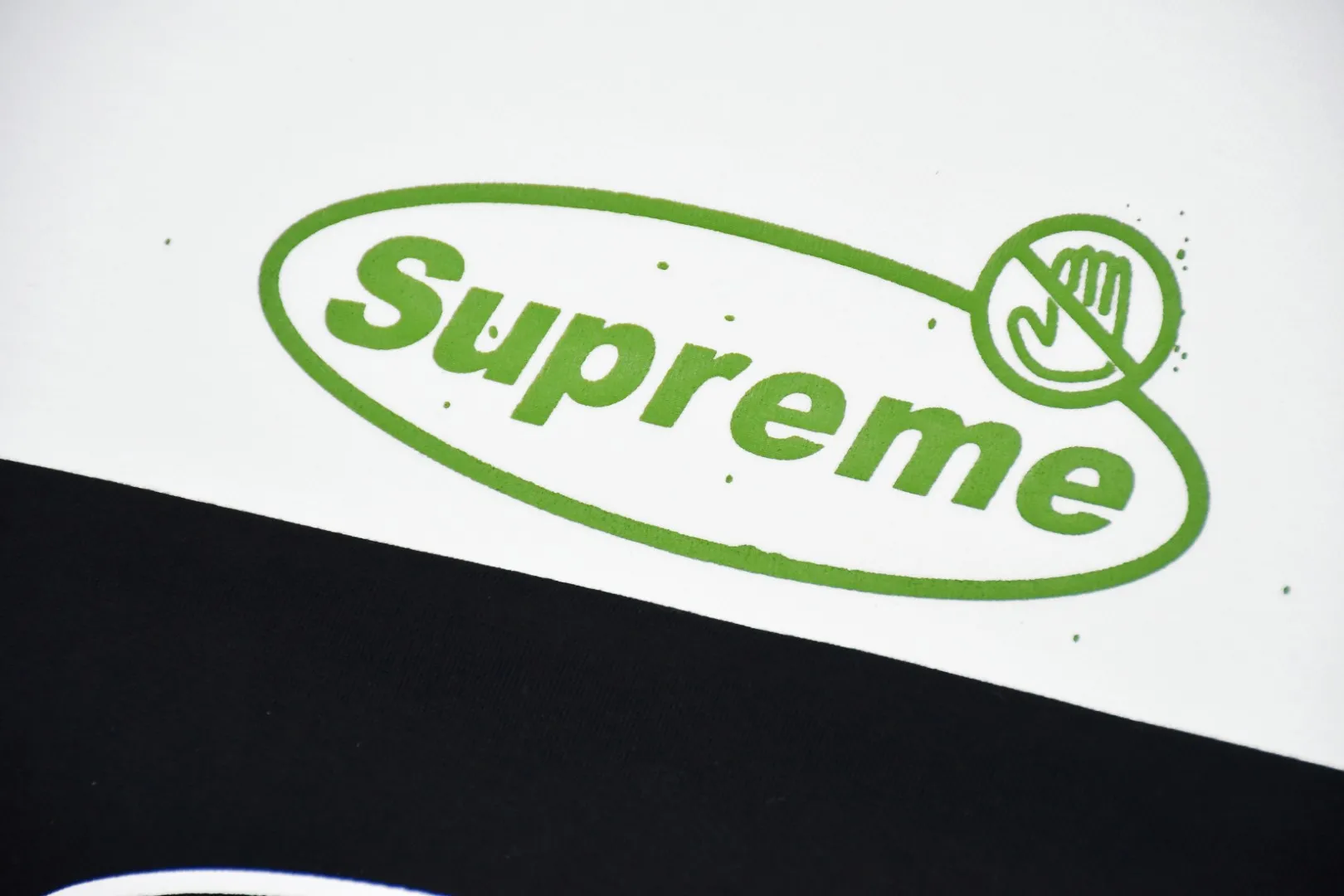 S198💰p130 Top version Supreme 22FW Warning Tee Warning Prohibition Slogan Logo Short Sleeve T-shirt For those of us who focus on top Sup products, this short sleeve is naturally available. It adopts cylindrical seamless technology (the original technology has no gaps on the sides of the clothes, the key point of identification) The fabrics are all custom-woven and dyed, 280g weight, 100% cotton, cylindrical fabric. Cylindrical fabric is knitted fabric woven with a cylinder loom. The needles are distributed in a cylindrical shape on the fuselage. The gray fabric is a large cylinder that needs to be opened and shaped before it can be used further. There are no slits on the side of the clothes, so there is no washing label on the side of ordinary short-sleeves. There is only one collar label behind the neck. The printing is printed with thermosetting ink, also known as plastic. Ink, or self-adhesive ink, contains ingredients: mainly composed of polyvinyl chloride (PVC) and phthalates. PVC and phthalates, fixatives, stabilizers, and thickeners are mixed to form a thermal ink. Solid ink is not the digital direct printing advertised on the market. The printing texture of thermoset ink is something that digital direct printing cannot achieve. The collar label has a watermark anti-counterfeiting effect, a real anti-counterfeiting layer, a probability of passing the version, and a high probability of passing the original packaging picture. Size：S-XL