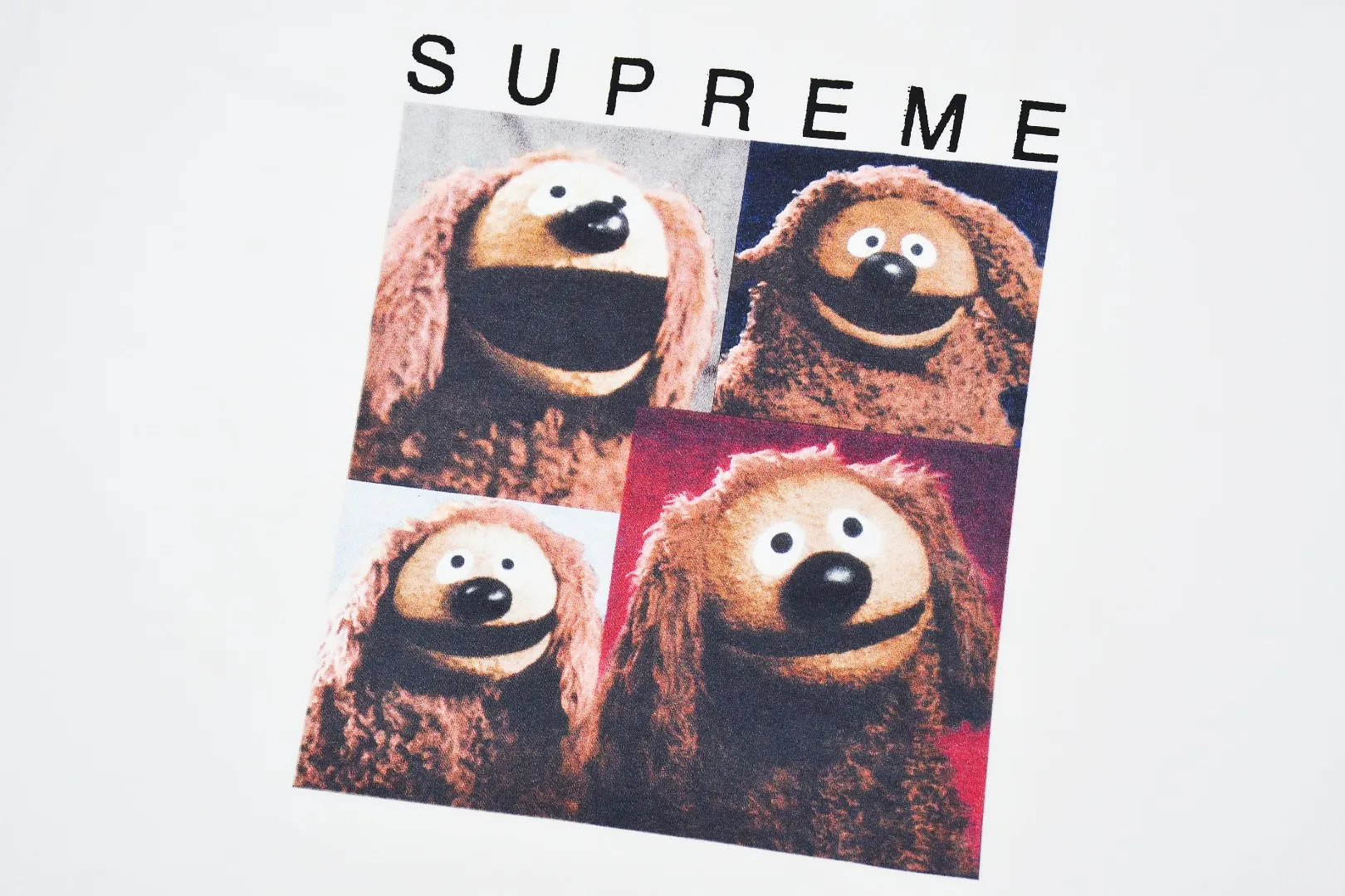🅿️130 S148 top version Supreme 24ss ROWLF puppet animation print short-sleeved T-shirt. Refuse to look at pictures to make goods. Refuse to compare with wrong versions. Use cylindrical seamless technology (original technology. There are no stitched bones on the side of the clothes. Key points of identification) The fabrics are all custom-woven and dyed, 280g weight, 100% cotton, cylindrical fabric. Cylindrical fabric is a knitted fabric woven with a cylinder loom. The needles are distributed in a cylindrical shape on the fuselage. The gray fabric is a large cylinder, which needs to be opened and shaped before it can be used further. There are no slits on the side of the clothes, so there is no washing label on the side of ordinary short-sleeves. There is only one collar label behind the neck. The printing uses thermosetting ink printing imported from Belgium (different from conventional thermal transfer printing), also known as plastic ink, or self-adhesive ink. Its ingredients are: mainly composed of polyvinyl chloride (PVC) and phthalates. PVC and phthalates, solid color The thermoset ink is composed of a mixture of agents, stabilizers, and thickeners. It is not the digital direct printing advertised on the market. The printing texture of thermoset ink cannot be achieved by digital direct printing. The collar label has a watermark anti-counterfeiting effect, a real anti-counterfeiting layer, a version with a high probability of passing the inspection, and a high probability of passing the original packaging picture. Size：S-XL