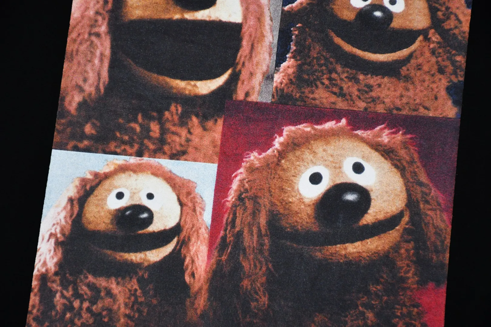 🅿️130 S148 top version Supreme 24ss ROWLF puppet animation print short-sleeved T-shirt. Refuse to look at pictures to make goods. Refuse to compare with wrong versions. Use cylindrical seamless technology (original technology. There are no stitched bones on the side of the clothes. Key points of identification) The fabrics are all custom-woven and dyed, 280g weight, 100% cotton, cylindrical fabric. Cylindrical fabric is a knitted fabric woven with a cylinder loom. The needles are distributed in a cylindrical shape on the fuselage. The gray fabric is a large cylinder, which needs to be opened and shaped before it can be used further. There are no slits on the side of the clothes, so there is no washing label on the side of ordinary short-sleeves. There is only one collar label behind the neck. The printing uses thermosetting ink printing imported from Belgium (different from conventional thermal transfer printing), also known as plastic ink, or self-adhesive ink. Its ingredients are: mainly composed of polyvinyl chloride (PVC) and phthalates. PVC and phthalates, solid color The thermoset ink is composed of a mixture of agents, stabilizers, and thickeners. It is not the digital direct printing advertised on the market. The printing texture of thermoset ink cannot be achieved by digital direct printing. The collar label has a watermark anti-counterfeiting effect, a real anti-counterfeiting layer, a version with a high probability of passing the inspection, and a high probability of passing the original packaging picture. Size：S-XL