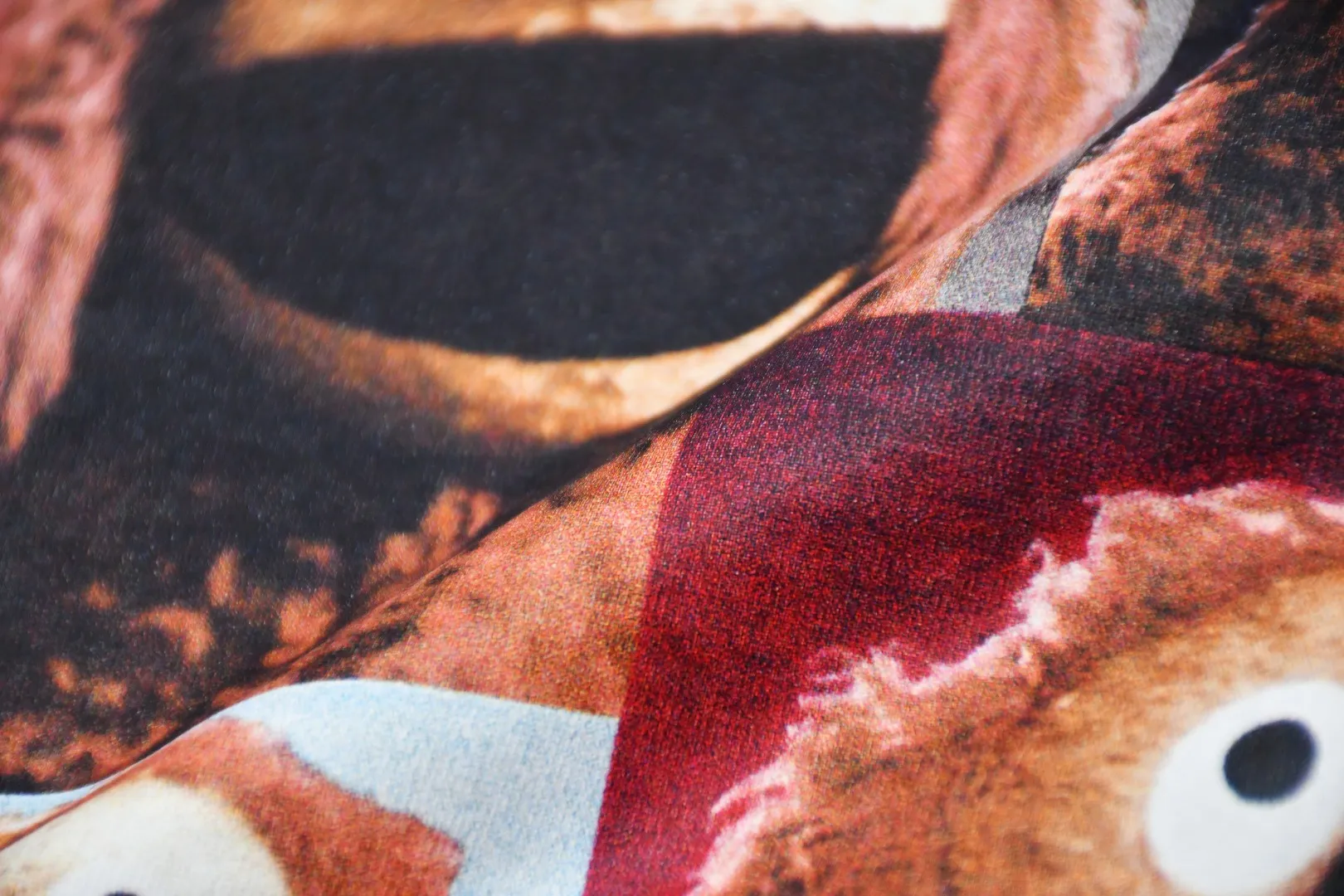 🅿️130 S148 top version Supreme 24ss ROWLF puppet animation print short-sleeved T-shirt. Refuse to look at pictures to make goods. Refuse to compare with wrong versions. Use cylindrical seamless technology (original technology. There are no stitched bones on the side of the clothes. Key points of identification) The fabrics are all custom-woven and dyed, 280g weight, 100% cotton, cylindrical fabric. Cylindrical fabric is a knitted fabric woven with a cylinder loom. The needles are distributed in a cylindrical shape on the fuselage. The gray fabric is a large cylinder, which needs to be opened and shaped before it can be used further. There are no slits on the side of the clothes, so there is no washing label on the side of ordinary short-sleeves. There is only one collar label behind the neck. The printing uses thermosetting ink printing imported from Belgium (different from conventional thermal transfer printing), also known as plastic ink, or self-adhesive ink. Its ingredients are: mainly composed of polyvinyl chloride (PVC) and phthalates. PVC and phthalates, solid color The thermoset ink is composed of a mixture of agents, stabilizers, and thickeners. It is not the digital direct printing advertised on the market. The printing texture of thermoset ink cannot be achieved by digital direct printing. The collar label has a watermark anti-counterfeiting effect, a real anti-counterfeiting layer, a version with a high probability of passing the inspection, and a high probability of passing the original packaging picture. Size：S-XL