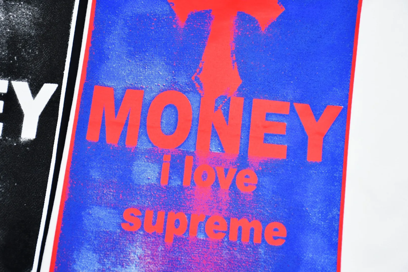 S416💰P150 The top version of Supreme 24FW Money cross-printed short-sleeved T-shirt. Refuse to look at pictures to make goods. Refuse to compare wrong versions. Use cylindrical seamless technology (original technology. There are no stitched bones on the side of the clothes. Key points of identification) The fabrics are all custom-woven and dyed, 280g weight, 100% cotton, cylindrical fabric. Cylindrical fabric is a knitted fabric woven with a cylinder loom. The needles are distributed in a cylindrical shape on the fuselage. The gray fabric is a large cylinder, which needs to be opened and shaped before it can be used further. There are no slits on the side of the clothes, so there is no washing label on the side of ordinary short-sleeves. There is only one collar label behind the neck. The printing uses thermosetting ink printing imported from Belgium (different from conventional thermal transfer printing), also known as plastic ink, or self-adhesive ink. Its ingredients are: mainly composed of polyvinyl chloride (PVC) and phthalates, including PVC and phthalates, fixing agents, Stabilizers and thickeners are mixed to form thermosetting ink, which is not the digital direct printing marketed on the market. The printing texture of thermosetting ink is unachievable by digital direct printing. The new triple collar label has a watermark anti-counterfeiting effect, a real anti-counterfeiting layer, a version with a high probability of passing the inspection, and the original packaging picture has a high probability of passing the test. Size：S-XL