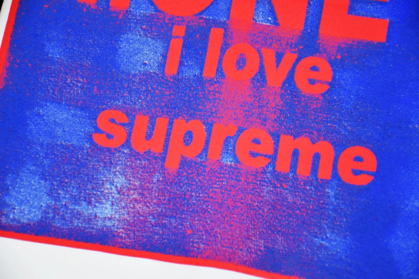 S416💰P150 The top version of Supreme 24FW Money cross-printed short-sleeved T-shirt. Refuse to look at pictures to make goods. Refuse to compare wrong versions. Use cylindrical seamless technology (original technology. There are no stitched bones on the side of the clothes. Key points of identification) The fabrics are all custom-woven and dyed, 280g weight, 100% cotton, cylindrical fabric. Cylindrical fabric is a knitted fabric woven with a cylinder loom. The needles are distributed in a cylindrical shape on the fuselage. The gray fabric is a large cylinder, which needs to be opened and shaped before it can be used further. There are no slits on the side of the clothes, so there is no washing label on the side of ordinary short-sleeves. There is only one collar label behind the neck. The printing uses thermosetting ink printing imported from Belgium (different from conventional thermal transfer printing), also known as plastic ink, or self-adhesive ink. Its ingredients are: mainly composed of polyvinyl chloride (PVC) and phthalates, including PVC and phthalates, fixing agents, Stabilizers and thickeners are mixed to form thermosetting ink, which is not the digital direct printing marketed on the market. The printing texture of thermosetting ink is unachievable by digital direct printing. The new triple collar label has a watermark anti-counterfeiting effect, a real anti-counterfeiting layer, a version with a high probability of passing the inspection, and the original packaging picture has a high probability of passing the test. Size：S-XL