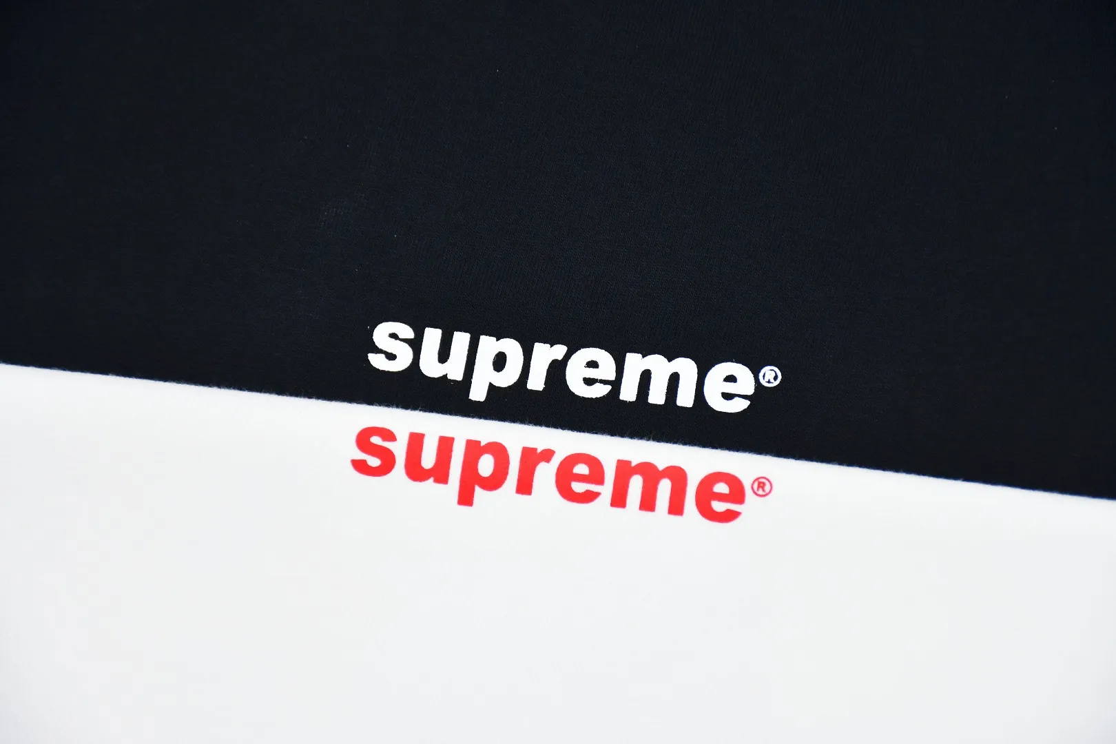 S416💰P150 The top version of Supreme 24FW Money cross-printed short-sleeved T-shirt. Refuse to look at pictures to make goods. Refuse to compare wrong versions. Use cylindrical seamless technology (original technology. There are no stitched bones on the side of the clothes. Key points of identification) The fabrics are all custom-woven and dyed, 280g weight, 100% cotton, cylindrical fabric. Cylindrical fabric is a knitted fabric woven with a cylinder loom. The needles are distributed in a cylindrical shape on the fuselage. The gray fabric is a large cylinder, which needs to be opened and shaped before it can be used further. There are no slits on the side of the clothes, so there is no washing label on the side of ordinary short-sleeves. There is only one collar label behind the neck. The printing uses thermosetting ink printing imported from Belgium (different from conventional thermal transfer printing), also known as plastic ink, or self-adhesive ink. Its ingredients are: mainly composed of polyvinyl chloride (PVC) and phthalates, including PVC and phthalates, fixing agents, Stabilizers and thickeners are mixed to form thermosetting ink, which is not the digital direct printing marketed on the market. The printing texture of thermosetting ink is unachievable by digital direct printing. The new triple collar label has a watermark anti-counterfeiting effect, a real anti-counterfeiting layer, a version with a high probability of passing the inspection, and the original packaging picture has a high probability of passing the test. Size：S-XL