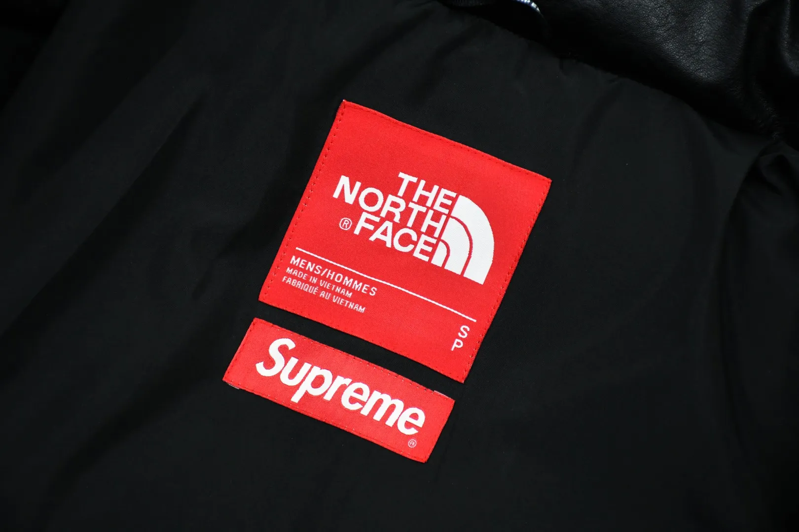 MX21# Down Jacket 💰p630 Top version Exclusive correct leather Supreme x The North Face 17fw Leather Nuptse Jacket North Face Leather Down Jacket Original consistent leather texture 32 pieces of patchwork leather stitching throughout the body White duck down filling makes every piece of leather look very full but very light on the upper body Windproof and waterproof The upper body is full of texture and perfectly solves the problem of down jacket cleaning The sleeves have the same 5 sections as the original version, the hanging buttons are NEVER STOP EXPLORING webbing, top-quality Behringer embroidery, and the hardware accessories are No. 5 + No. 3 YKK zippers, which are consistent with the original version. Color: Black Size: S~XXL