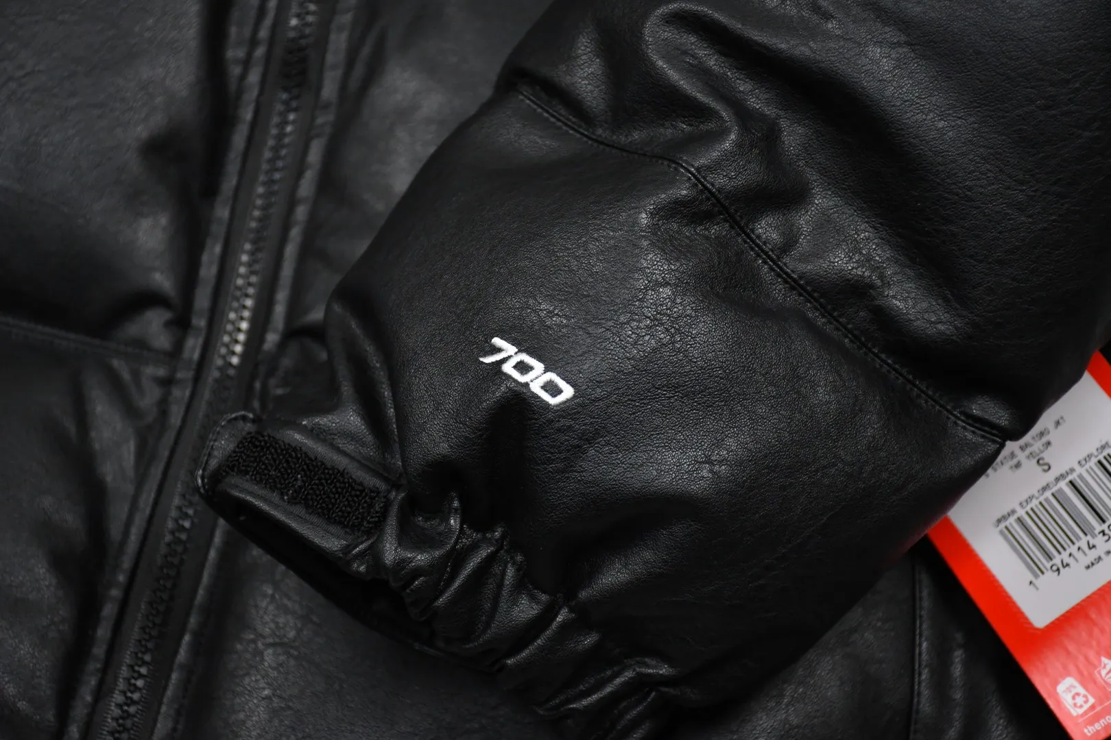 MX21# Down Jacket 💰p630 Top version Exclusive correct leather Supreme x The North Face 17fw Leather Nuptse Jacket North Face Leather Down Jacket Original consistent leather texture 32 pieces of patchwork leather stitching throughout the body White duck down filling makes every piece of leather look very full but very light on the upper body Windproof and waterproof The upper body is full of texture and perfectly solves the problem of down jacket cleaning The sleeves have the same 5 sections as the original version, the hanging buttons are NEVER STOP EXPLORING webbing, top-quality Behringer embroidery, and the hardware accessories are No. 5 + No. 3 YKK zippers, which are consistent with the original version. Color: Black Size: S~XXL