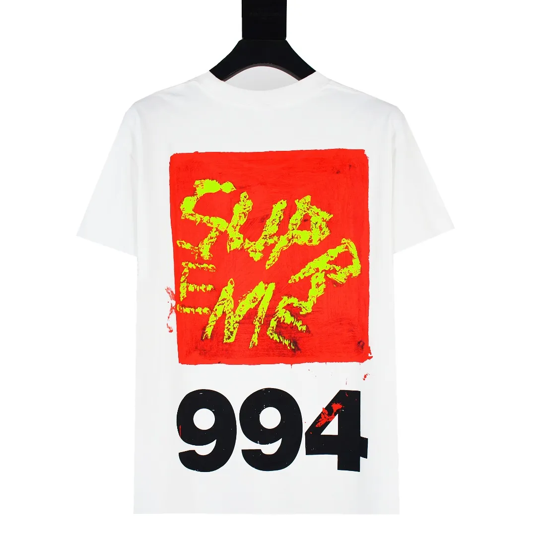 S372💰p140 Top version Supreme 24ss Paint Tee 994 printed short-sleeved T-shirt. Refuse to look at pictures to make products. Refuse to compare with wrong versions. Use cylindrical seamless technology (original technology. There are no stitched bones on the side of the clothes. Key points of identification) The fabrics are all custom-woven and dyed, 280g weight, 100% cotton, cylindrical fabric. Cylindrical fabric is a knitted fabric woven with a cylinder loom. The needles are distributed in a cylindrical shape on the fuselage. The gray fabric is a large cylinder, which needs to be opened and shaped before it can be used further. There are no slits on the side of the clothes, so there is no washing label on the side of ordinary short-sleeves. There is only one collar label behind the neck. The printing uses thermosetting ink printing imported from Belgium (different from conventional heat transfer printing), also known as plastic ink, or self-adhesive ink. Its ingredients are: mainly composed of polyvinyl chloride (PVC) and phthalates. PVC and phthalates, solid color The thermosetting ink is composed of a mixture of agents, stabilizers, and thickeners. It is not the digital direct printing marketed on the market. The printing texture of thermosetting ink cannot be achieved by digital direct printing. The collar label has a watermark anti-counterfeiting effect, a real anti-counterfeiting layer, a version with a high probability of passing the inspection, and the original packaging picture has a high probability of passing the test. Size：S-XL