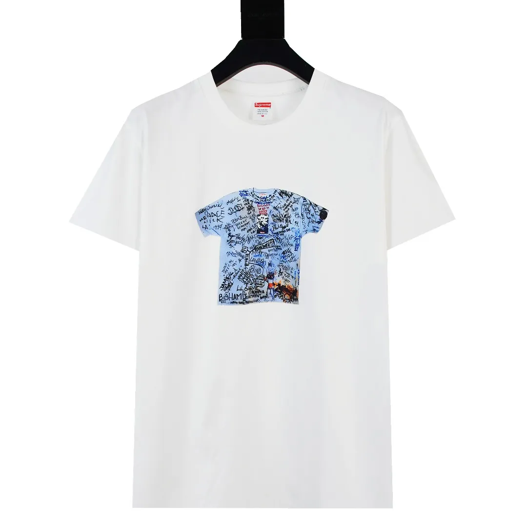 S356💰p140 Top version Supreme 24ss 30TH First 30th anniversary limited commemorative short-sleeved T-shirt. Refuse to look at pictures to make goods. Refuse to compare with wrong versions. Use cylinder seamless technology (original technology, there are no stitched bones on the side of the clothes, key points of identification) The fabrics are all custom-woven and dyed, 280g weight, 100% cotton, cylindrical fabric. Cylindrical fabric is a knitted fabric woven with a cylinder loom. The needles are distributed in a cylindrical shape on the fuselage. The gray fabric is a large cylinder, which needs to be opened and shaped before it can be used further. There are no slits on the side of the clothes, so there is no washing label on the side of ordinary short-sleeves. There is only one collar label behind the neck. The printing uses thermosetting ink printing imported from Belgium (different from conventional heat transfer printing), also known as plastic ink, or self-adhesive ink. Its ingredients are: mainly composed of polyvinyl chloride (PVC) and phthalates. PVC and phthalates, solid color The thermosetting ink is composed of a mixture of agents, stabilizers, and thickeners. It is not the digital direct printing marketed on the market. The printing texture of thermosetting ink cannot be achieved by digital direct printing. The collar label has a watermark anti-counterfeiting effect, a real anti-counterfeiting layer, a version with a high probability of passing the inspection, and the original packaging picture has a high probability of passing the test. Size：S-XL