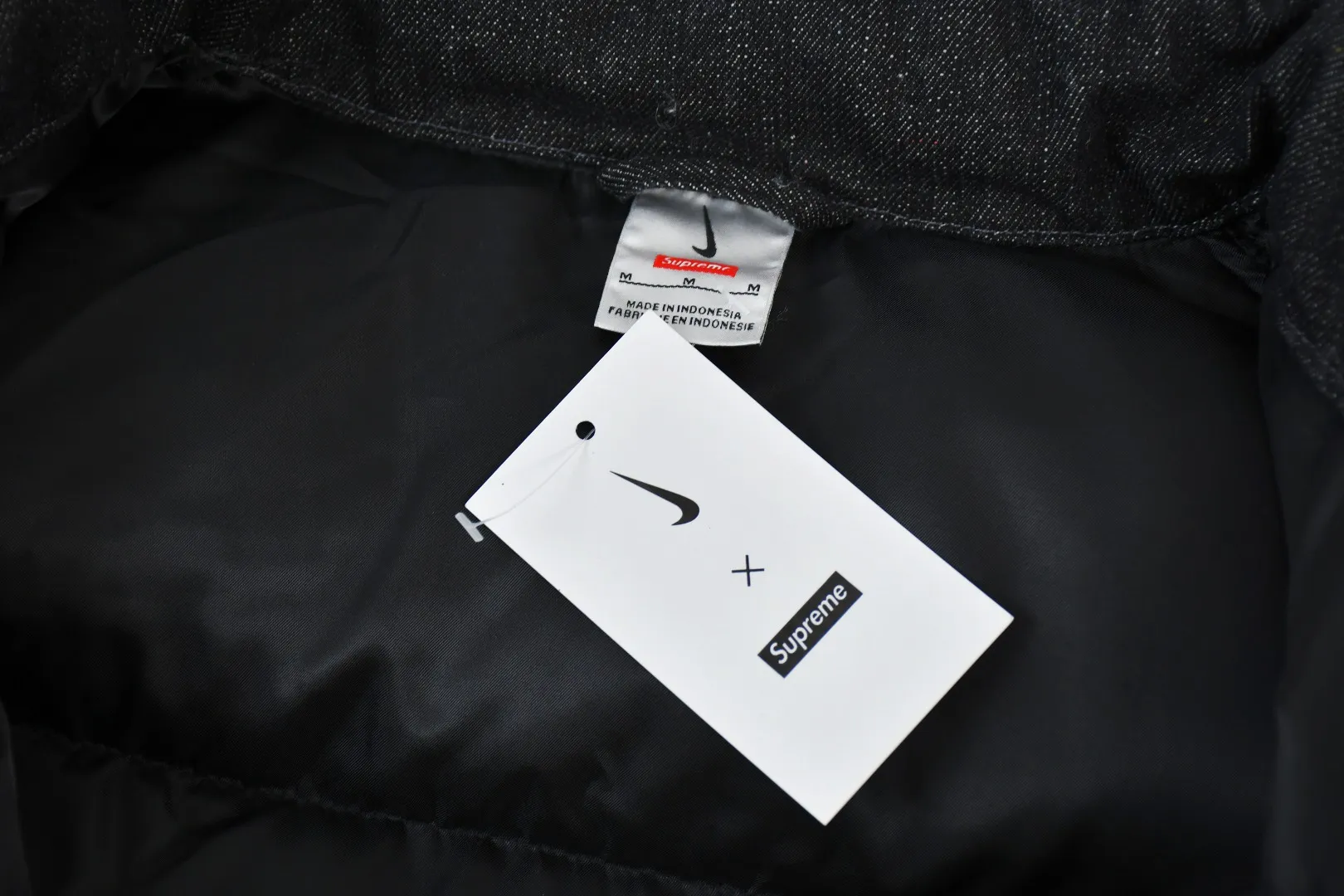 🅿️616 S317 top version Supreme Denim PUFFER VEST Nike co-branded denim vest. The original version has the same denim fabric texture. Windproof. The upper body is full of texture. The hardware accessories are No. 5 + No. 3 YKK zippers, which are consistent with the original version. Color: black blue Size: S~XL