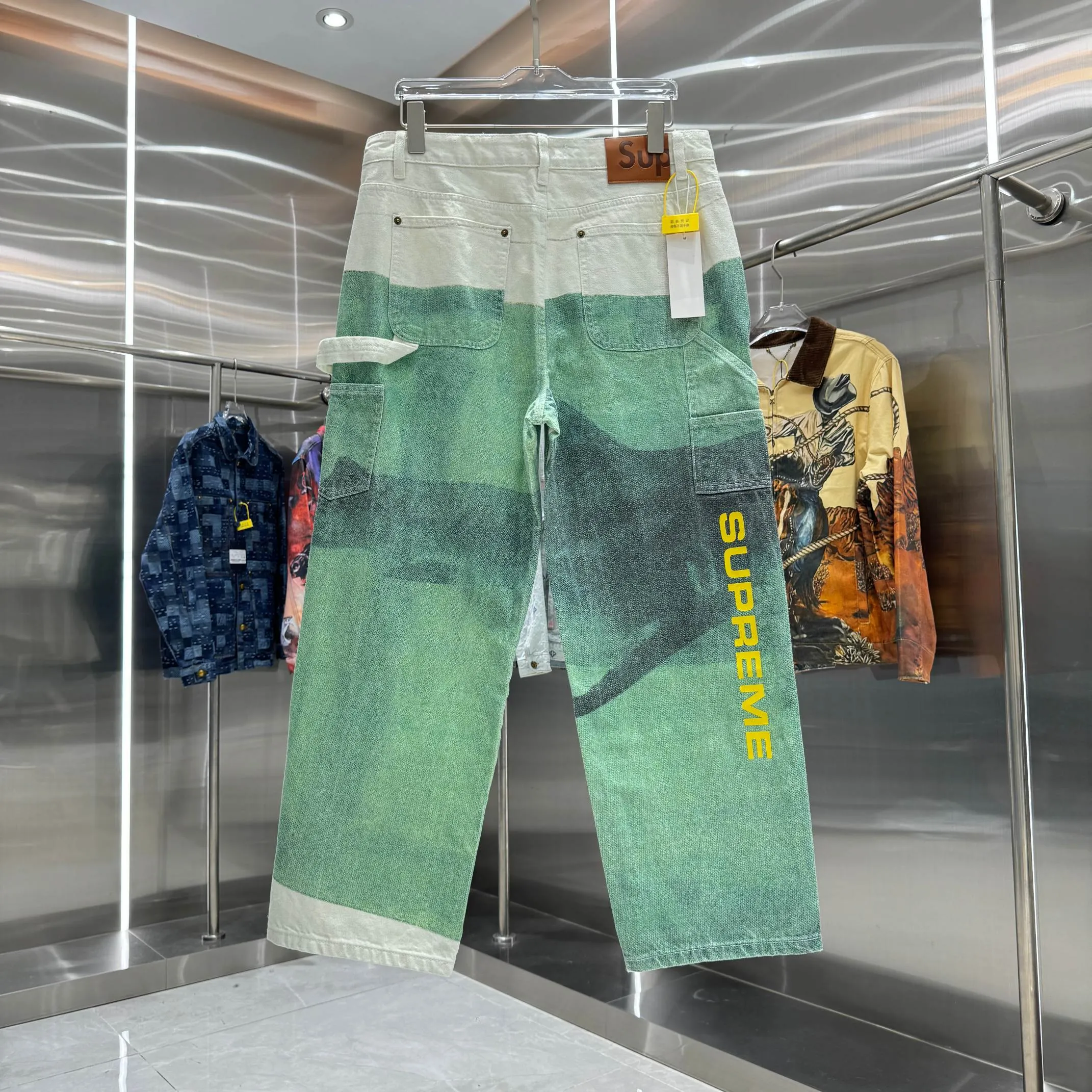 P250 Supreme Damien Hirst co-branded WEEK1 Painter Jea animal print pattern loose casual American trendy straight jeans, same style for men and women. Styles with different wash textures are very friendly to people with thin legs and thick legs. The straight and slim fit greatly modifies the leg shape. The moderate length is timeless and easy to match. It is the basis of various styles and a must-have in the wardrobe! The fabric is stiff but also makes the upper body soft without losing texture. Size 30 32 34 36 Color White
