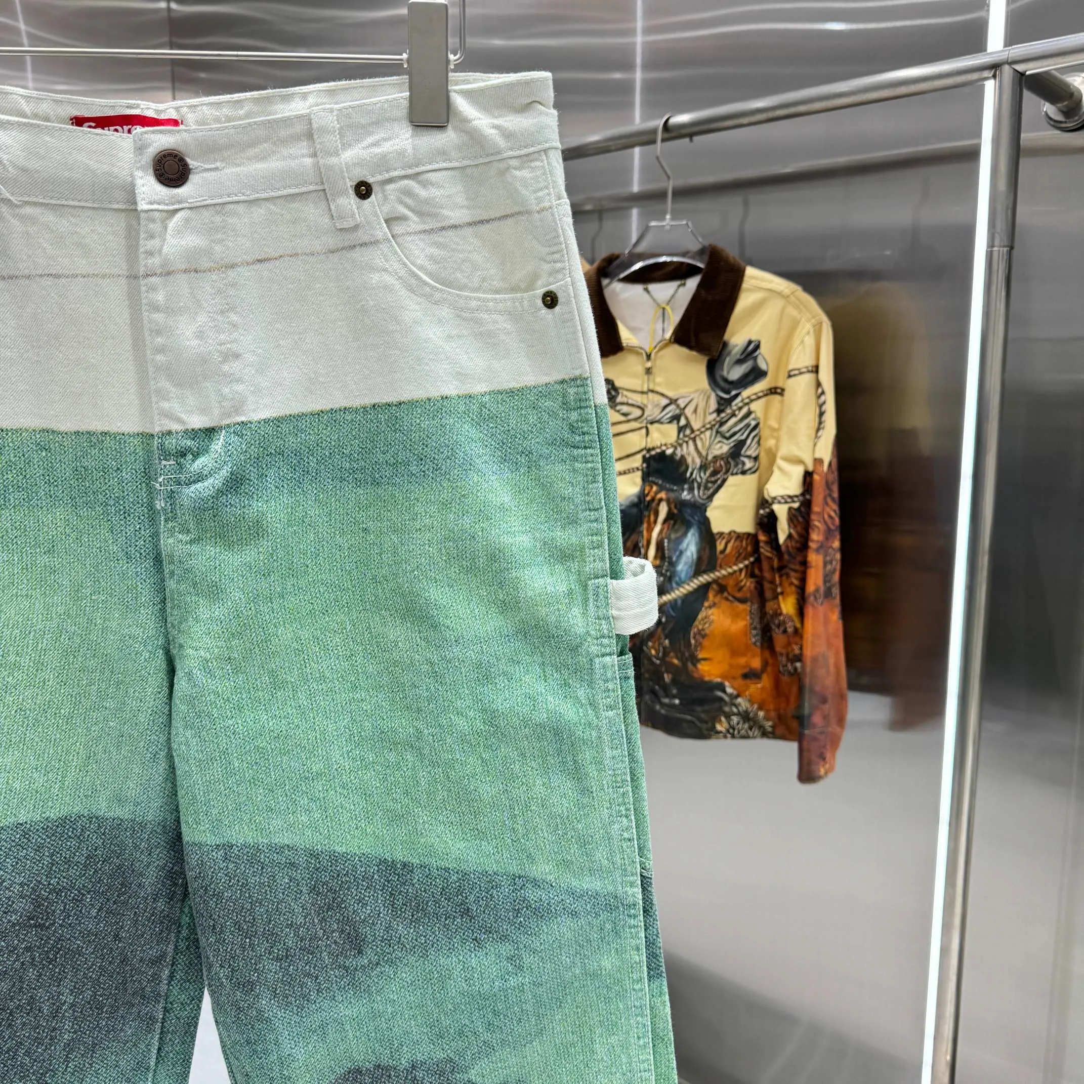 P250 Supreme Damien Hirst co-branded WEEK1 Painter Jea animal print pattern loose casual American trendy straight jeans, same style for men and women. Styles with different wash textures are very friendly to people with thin legs and thick legs. The straight and slim fit greatly modifies the leg shape. The moderate length is timeless and easy to match. It is the basis of various styles and a must-have in the wardrobe! The fabric is stiff but also makes the upper body soft without losing texture. Size 30 32 34 36 Color White
