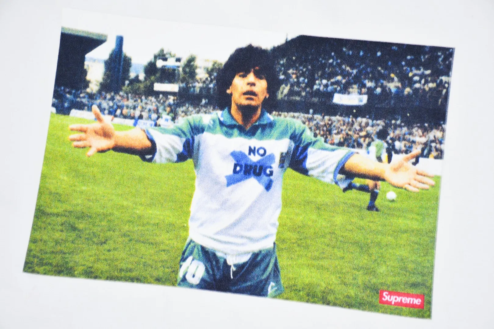 S316💰p140 Supreme 24fw Argentinian player Maradona's portrait printed commemorative short-sleeved T-shirt. Refuse to look at pictures to make products. Refuse to compare wrong versions. Use cylinder seamless technology (original technology, there are no stitched bones on the side of the clothes, key points of identification) The fabrics are all custom-woven and dyed, 280g weight, 100% cotton, cylindrical fabric. Cylindrical fabric is a knitted fabric woven with a cylinder loom. The needles are distributed in a cylindrical shape on the fuselage. The gray fabric is a large cylinder, which needs to be opened and shaped before it can be used further. There are no slits on the side of the clothes, so there is no washing label on the side of ordinary short-sleeves. There is only one collar label behind the neck. The printing uses thermosetting ink printing imported from Belgium (different from conventional heat transfer printing), also known as plastic ink, or self-adhesive ink. Its ingredients are: mainly composed of polyvinyl chloride (PVC) and phthalates. PVC and phthalates, solid color The thermosetting ink is composed of a mixture of agents, stabilizers, and thickeners. It is not the digital direct printing marketed on the market. The printing texture of thermosetting ink cannot be achieved by digital direct printing. The collar label has a watermark anti-counterfeiting effect, a real anti-counterfeiting layer, a version with a high probability of passing the inspection, and the original packaging picture has a high probability of passing the test. Size：S-XL