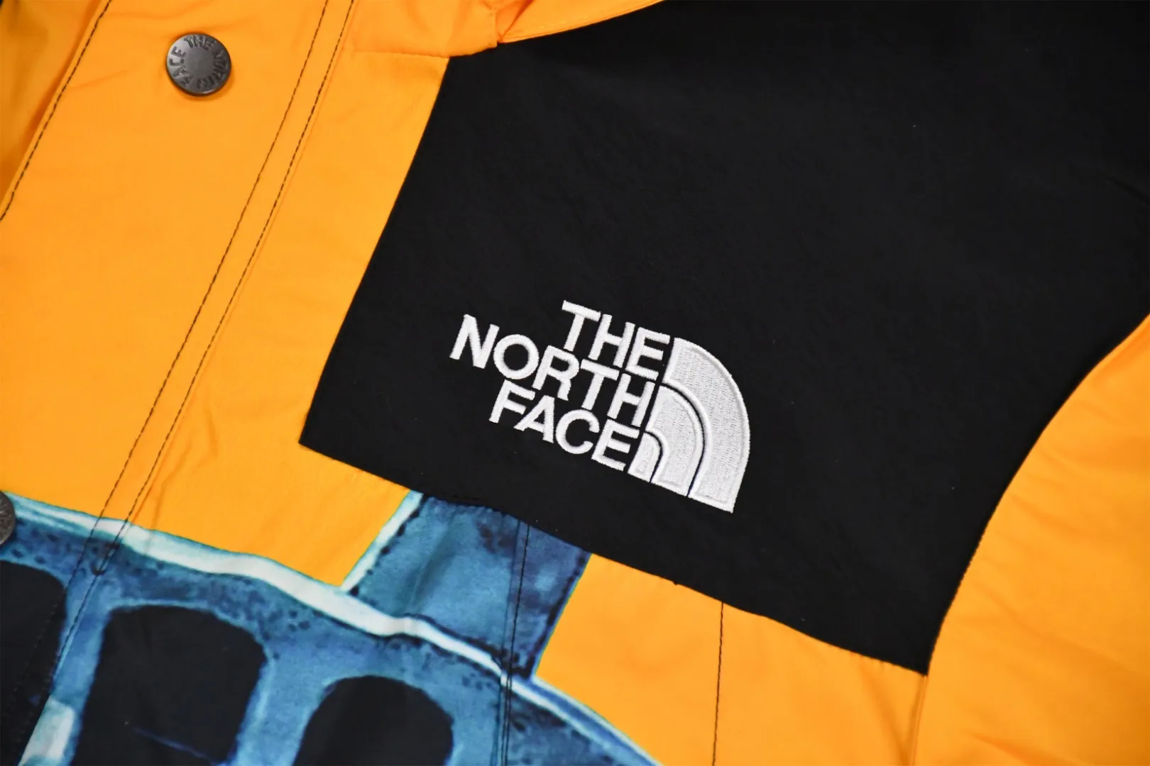 MX76💰p670 MAX/top version, exclusive quality on the whole network, Supreme x The North Face 19FW North Face Liberty Jacket, embroidery equipment, using Behringer BEKS-Y924 machine (a level higher than Tajima embroidery machine), the embroidery thickness, saturation and size are all consistent with ZP Printing process: A whole piece of printing needs to be done 4 times to complete the printing of this piece of clothing. 1. A piece of printing on the front side, 2. A layer of printing on the north side, 3. A piece hidden at the zipper placket. Only one piece of printing is taken and the rest are discarded. 4. In order to combine the overall printing on the pockets on both sides, a piece of printing is taken from two pockets. The pattern splicing, only two small pieces were taken from one printing, and the rest were discarded. This is the extremely high demand and loss of printing. There are 8 YKK zippers in total, and there are three different types of zippers/sliders among the eight. Among them, there is a No. 5 resin zipper on the placket, four No. 3 resin zippers on the outer pockets and sleeves, three reverse-pull metal zippers on the inside, and two The side pockets and sleeves have hidden zippers. Professional-grade waterproof coating fabric. The whole body is laminated with a professional waterproof coating. The waterproof effect is first-class. The built-in thin velvet has excellent warmth and wind protection properties and perfect breathability. The polyamide fiber component is dispersed. Fuel printing. Infrared screen positioning. Digital printing. After cutting, more than 20 versions have been opened. Cut and print by size, each size. Each part requires workers to cut according to the pattern, which is time-consuming and labor-intensive, and the labor cost is extremely high. The ink imported from Belgium is automatically recognized in four colors, and there are four sizes in total. The goddess statue of the entire dress is complete, all stitched in alignment, and meticulous. The R letter is embroidered with elephant legs. The embroidery is fuller and more exquisite, the embroidery details are perfect, and the accessories are laser marked. Size：S-XL