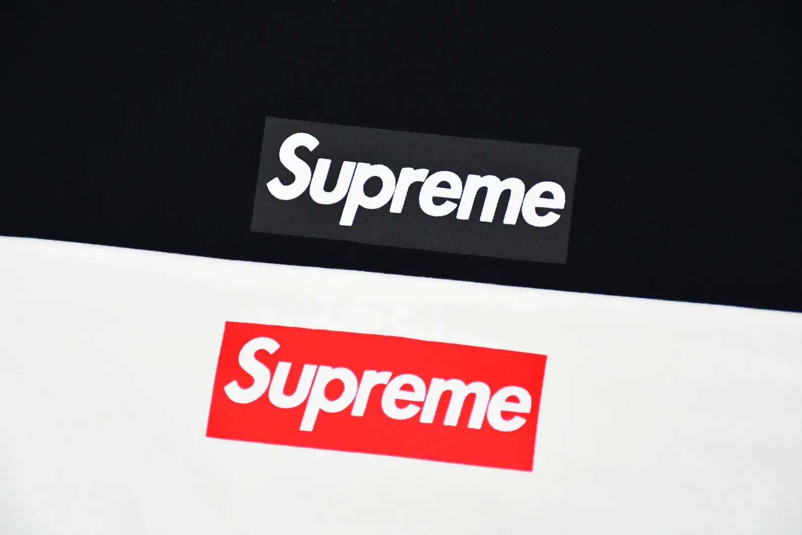 🅿️166 S213 top version Supreme FW20 Week 7 Box Logo L/S Tee classic round neck long-sleeved T-shirt 1. The fabrics are all custom-woven and dyed 280g weight 100% cotton cylindrical cloth Cylindrical fabric is a knitted fabric woven by a cylinder loom. The machine needles are distributed in a cylindrical shape on the fuselage. The gray fabric is a large cylinder, which needs to be opened and shaped before it can be used further. That is, there are no slits on the sides of the clothes, so there are no wash labels on the sides of ordinary short-sleeves. There is only a collar label behind the neck. 2. Printing uses bright thermoset inks imported from Belgium, and Cunard's fully automatic elliptical heating integrated printing machine , the white paste base is passed through 4 layers of color screen printing with digital direct printing, and the integrated printing edge has no jagged edges. 3. The collar label has a watermark anti-counterfeiting effect and a real anti-counterfeiting layer. The version has a high probability of passing. The original packaging picture has a high probability of passing. 4. Comes with an original handbag. 5. All details are synchronized with ZP, which is an instant hit on the market. Color: black and white. Size: S-XL.