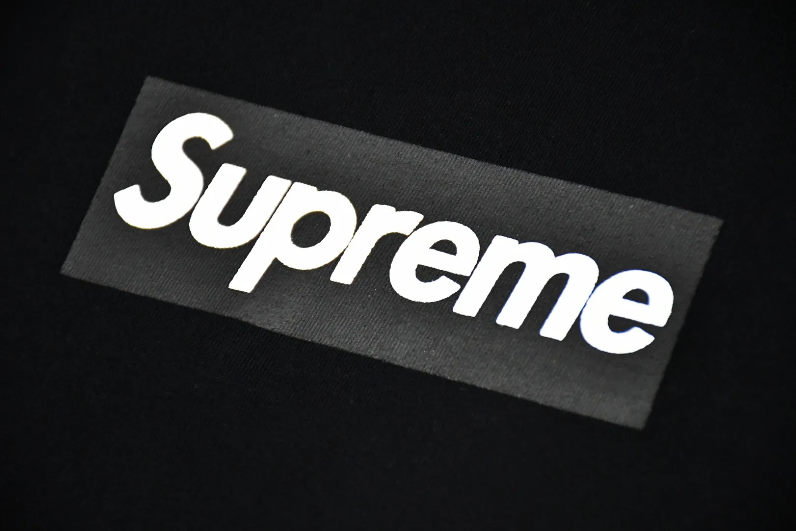 🅿️166 S213 top version Supreme FW20 Week 7 Box Logo L/S Tee classic round neck long-sleeved T-shirt 1. The fabrics are all custom-woven and dyed 280g weight 100% cotton cylindrical cloth Cylindrical fabric is a knitted fabric woven by a cylinder loom. The machine needles are distributed in a cylindrical shape on the fuselage. The gray fabric is a large cylinder, which needs to be opened and shaped before it can be used further. That is, there are no slits on the sides of the clothes, so there are no wash labels on the sides of ordinary short-sleeves. There is only a collar label behind the neck. 2. Printing uses bright thermoset inks imported from Belgium, and Cunard's fully automatic elliptical heating integrated printing machine , the white paste base is passed through 4 layers of color screen printing with digital direct printing, and the integrated printing edge has no jagged edges. 3. The collar label has a watermark anti-counterfeiting effect and a real anti-counterfeiting layer. The version has a high probability of passing. The original packaging picture has a high probability of passing. 4. Comes with an original handbag. 5. All details are synchronized with ZP, which is an instant hit on the market. Color: black and white. Size: S-XL.