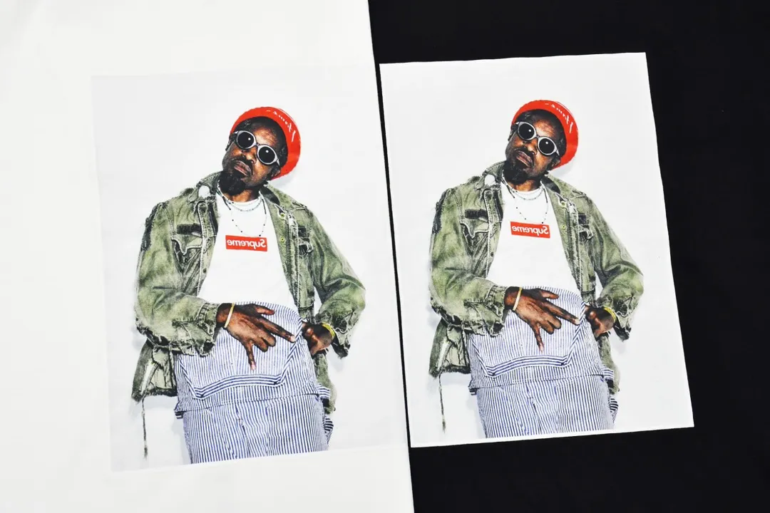 #S56 P110💰 Supreme FW22 Week1 André 3000 Tee André Benjamin photo character pattern printed casual short-sleeved T-shirt for couples. Made of 260g combed cotton double yarn. All three standards are complete from fabrics to accessories. ZP. Imported Matsui company slurry printing will never crack. The whole piece adopts three-needle five-thread technology. The neckline-shoulder seam-sleeve seam is double-lined, which looks more three-dimensional and textured.) The same process as the original version, classic version Feel free to compare zp. The whole piece is made using three-needle five-thread craftsmanship. The neckline-shoulder seam-sleeve seam is double-threaded, which looks more three-dimensional and textured.) It has the same craftsmanship as the original original, classic version. Color: black and white. Size: S M L XL XXL.