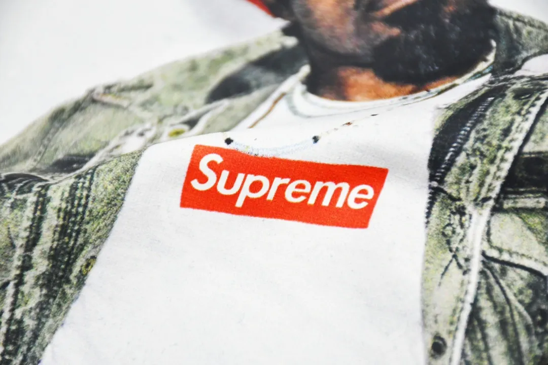 #S56 P110💰 Supreme FW22 Week1 André 3000 Tee André Benjamin photo character pattern printed casual short-sleeved T-shirt for couples. Made of 260g combed cotton double yarn. All three standards are complete from fabrics to accessories. ZP. Imported Matsui company slurry printing will never crack. The whole piece adopts three-needle five-thread technology. The neckline-shoulder seam-sleeve seam is double-lined, which looks more three-dimensional and textured.) The same process as the original version, classic version Feel free to compare zp. The whole piece is made using three-needle five-thread craftsmanship. The neckline-shoulder seam-sleeve seam is double-threaded, which looks more three-dimensional and textured.) It has the same craftsmanship as the original original, classic version. Color: black and white. Size: S M L XL XXL.