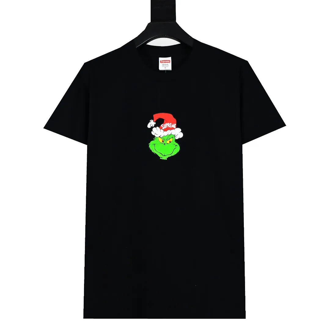 S434💰P140 Top version Supreme 24fw GRINCH Grinch printed short-sleeved T-shirt. Refuse to look at pictures to make goods. Refuse to compare with wrong versions. Use cylindrical seamless process (original process, there are no stitched bones on the side of the clothes. Key points of identification) The fabrics are all custom-woven and dyed, 280g weight, 100% cotton, cylindrical fabric. Cylindrical fabric is a knitted fabric woven with a cylinder loom. The needles are distributed in a cylindrical shape on the fuselage. The gray fabric is a large cylinder, which needs to be opened and shaped before it can be used further. There are no slits on the side of the clothes, so there is no washing label on the side of ordinary short-sleeves. There is only one collar label behind the neck. The printing uses heat-setting ink printing imported from Belgium (different from conventional heat transfer printing on the market), also known as plastic ink, or self-adhesive ink. Its ingredients: mainly composed of polyvinyl chloride (PVC) and phthalates, including PVC, phthalates, and color fixing agents. , stabilizer, and thickener are mixed to form thermoset ink, which is not the digital direct printing marketed on the market. The printing texture of thermoset ink cannot be achieved by digital direct printing. The new triple collar label has a watermark anti-counterfeiting effect, real anti-counterfeiting layer, and has a high probability of passing the approved version. The original packaging picture has a high probability of passing Size：S-XL